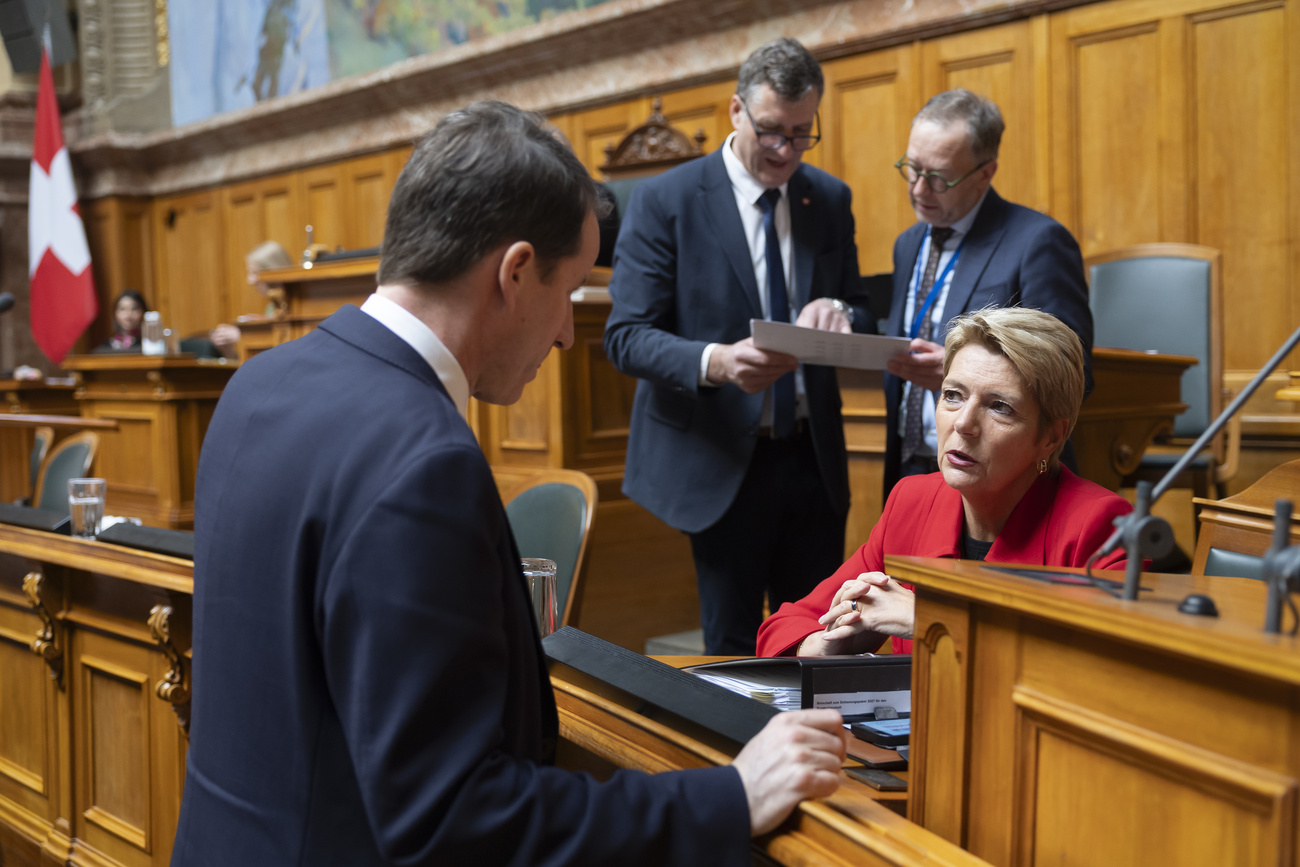 Finanzministerin Karin Keller-Sutter verteidigt im Nationalrat das Sparpaket des Bundesrats.