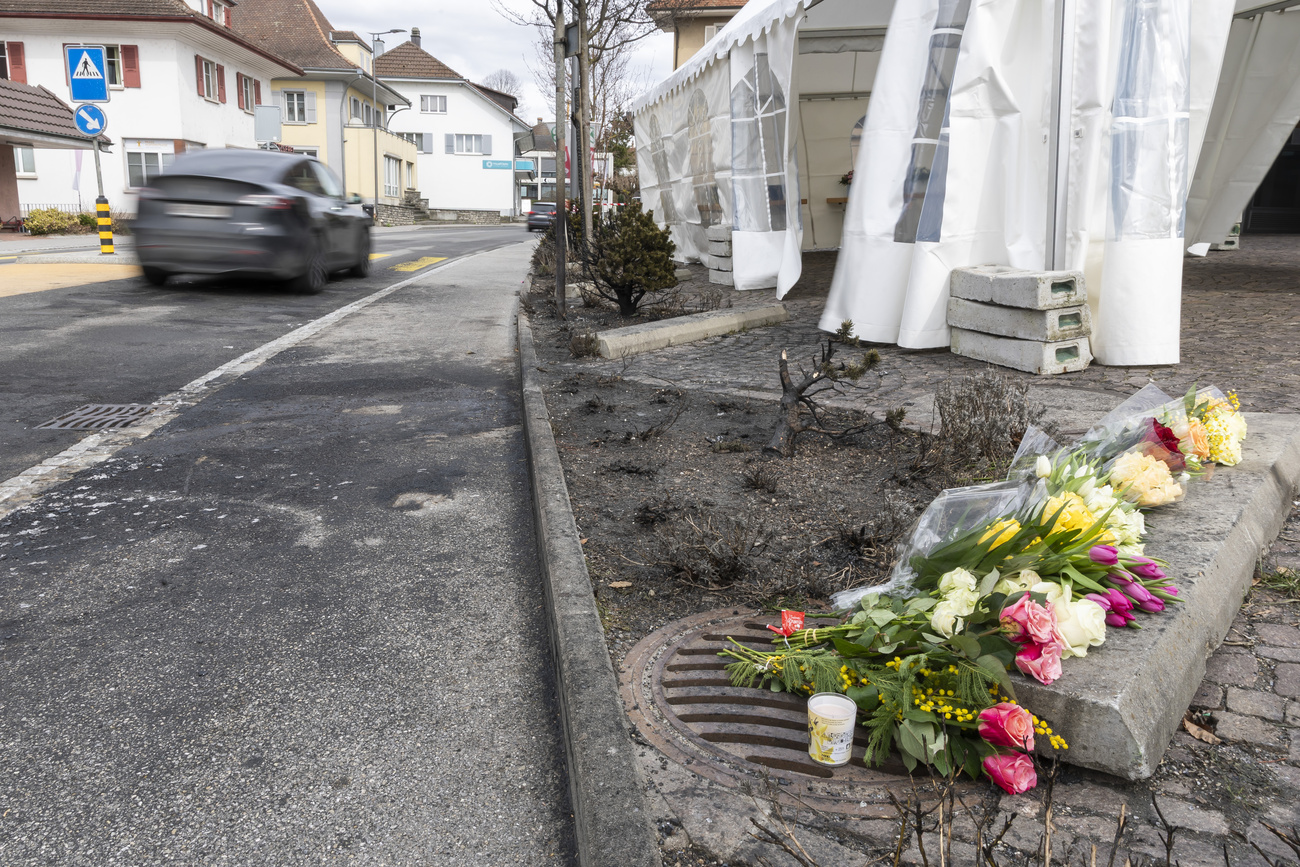 mazzi di fiori su un marciapiede