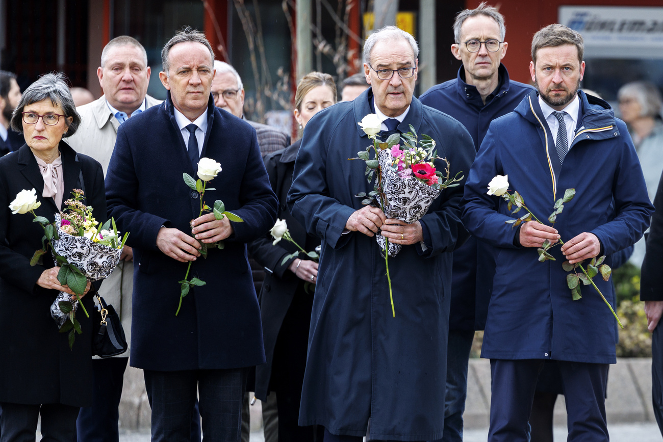 Il presidente elvetico Guy Parmelin si è recato ieri a Kerzers per commemorare le vittime dell'incendio.