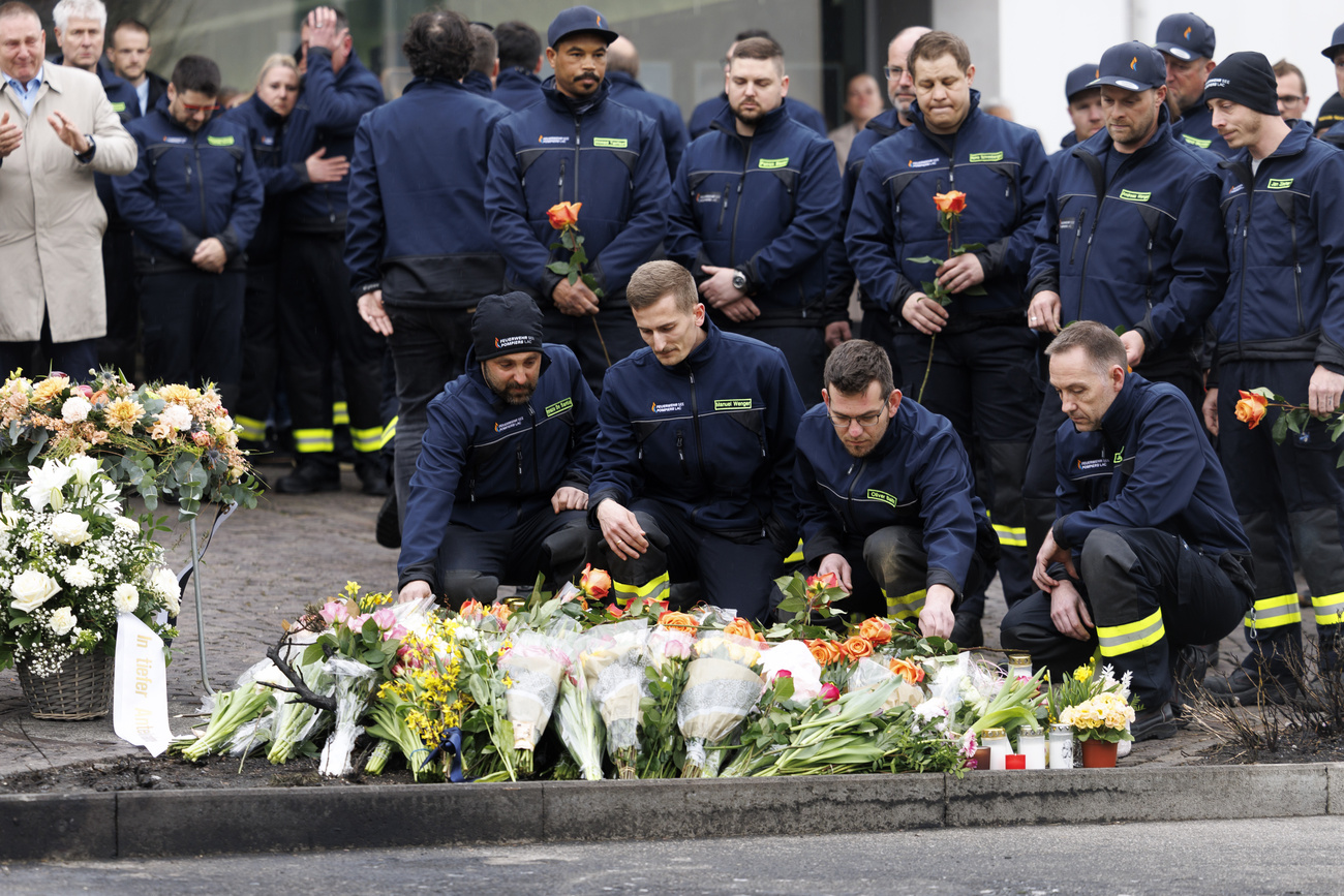 pompieri depositano fiori