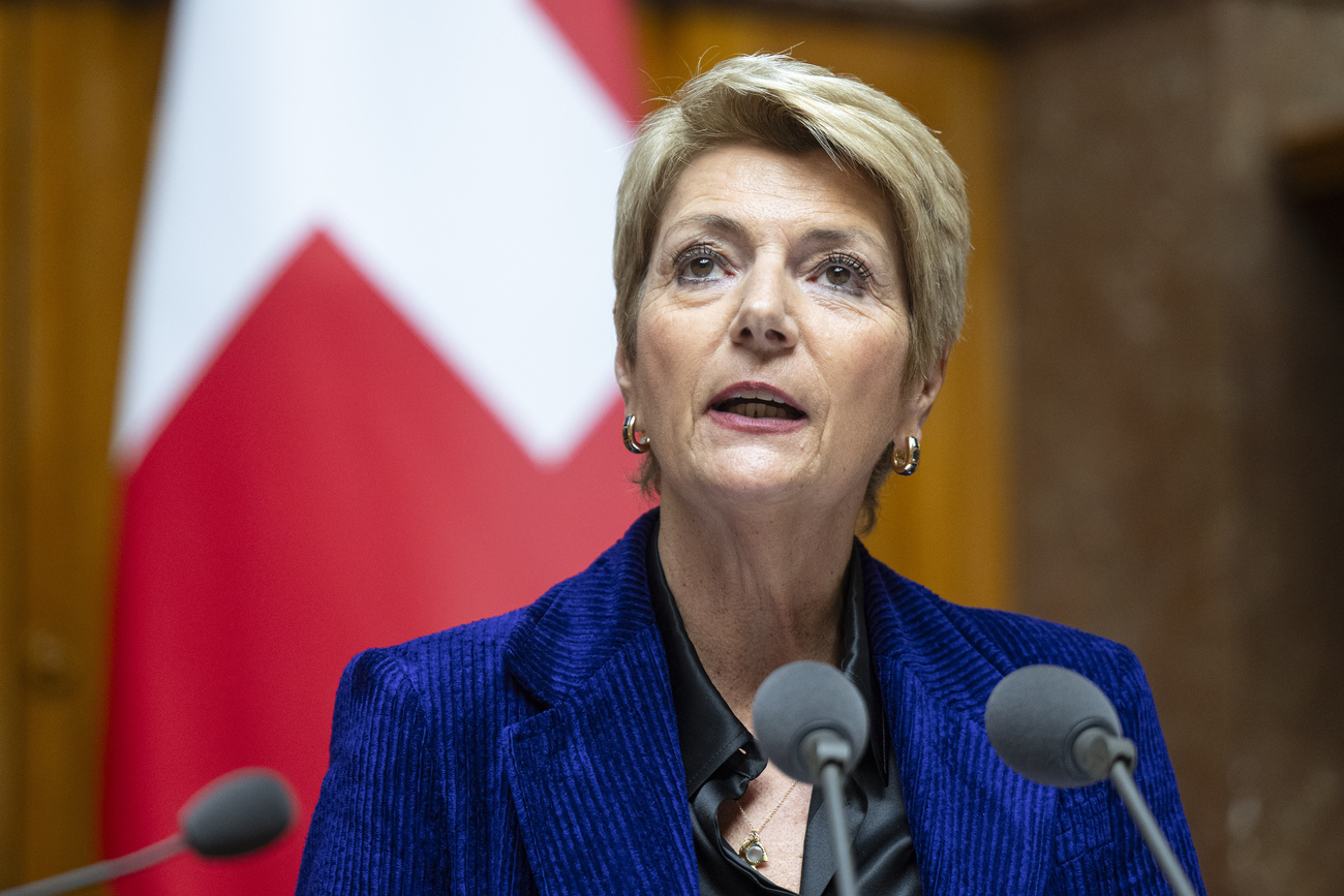 Karin Keller-Sutter, bandiera svizzera sullo sfondo