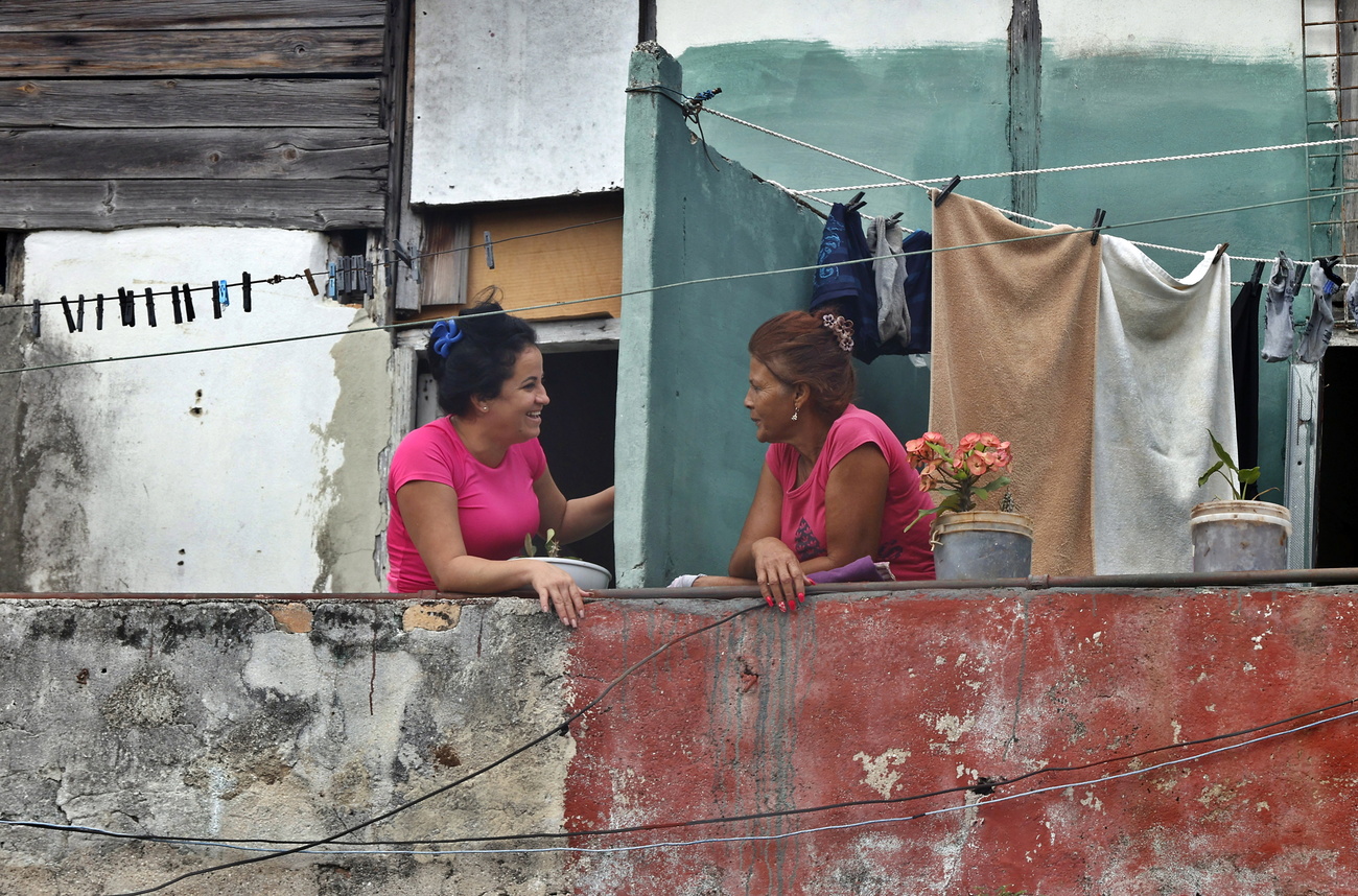 Dos mujeres cubanas conversando durante un apagón.