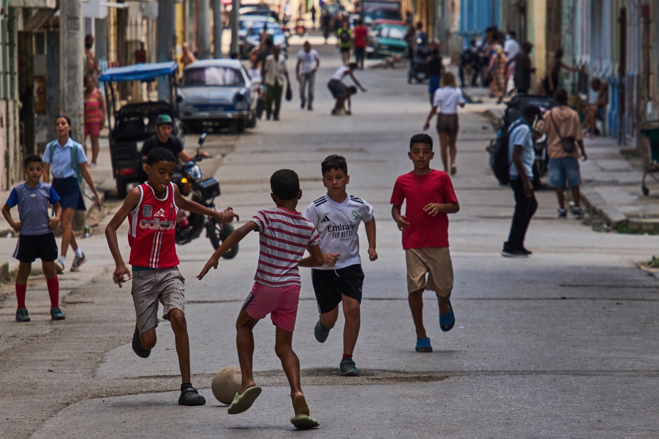 Niños jugando en las calles de La Habana.