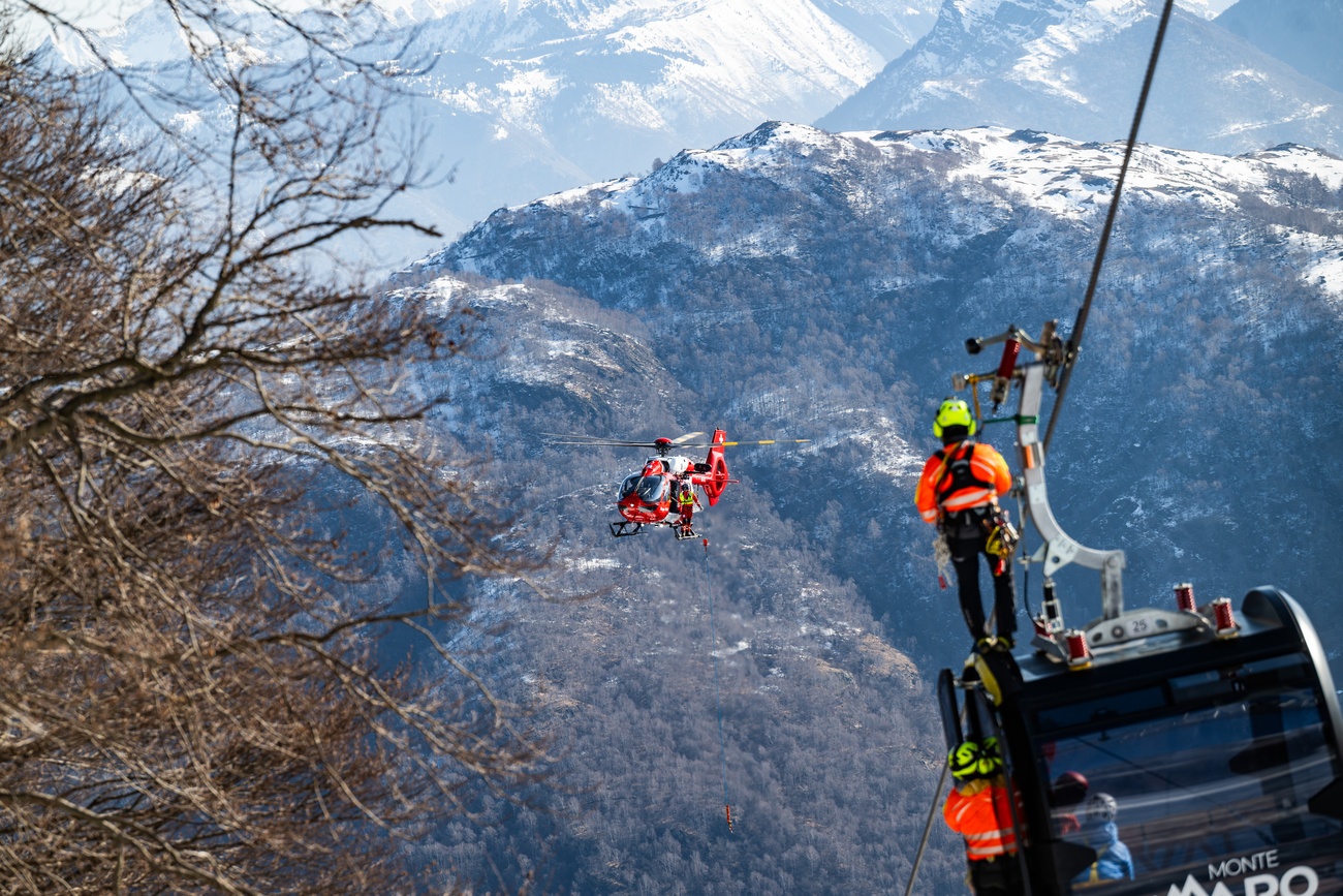 Rescue workers on the gondola system in Engelberg