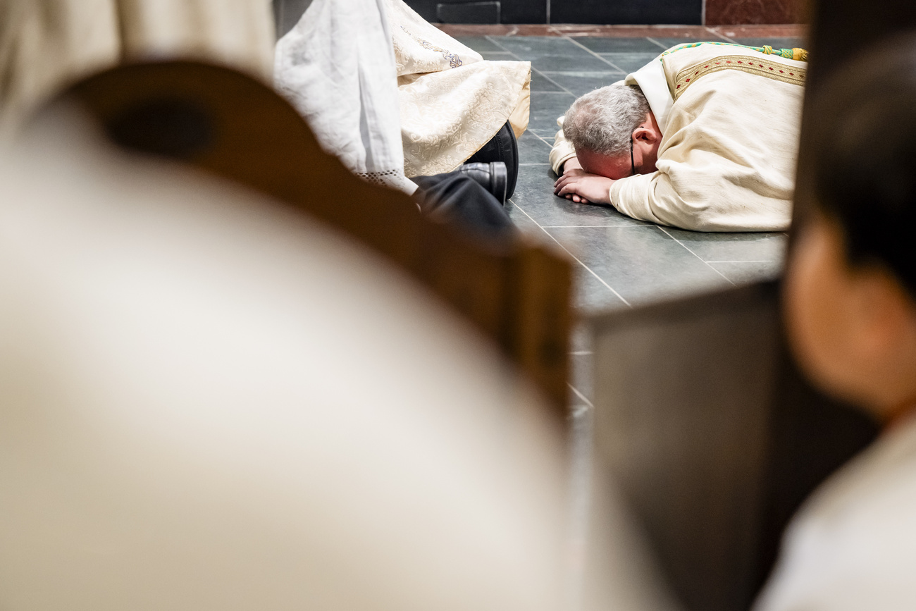 Alexandre Ineichen, il nuovo abate dell'Abbazia di Saint-Maurice, durante la messa di benedizione nella Basilica