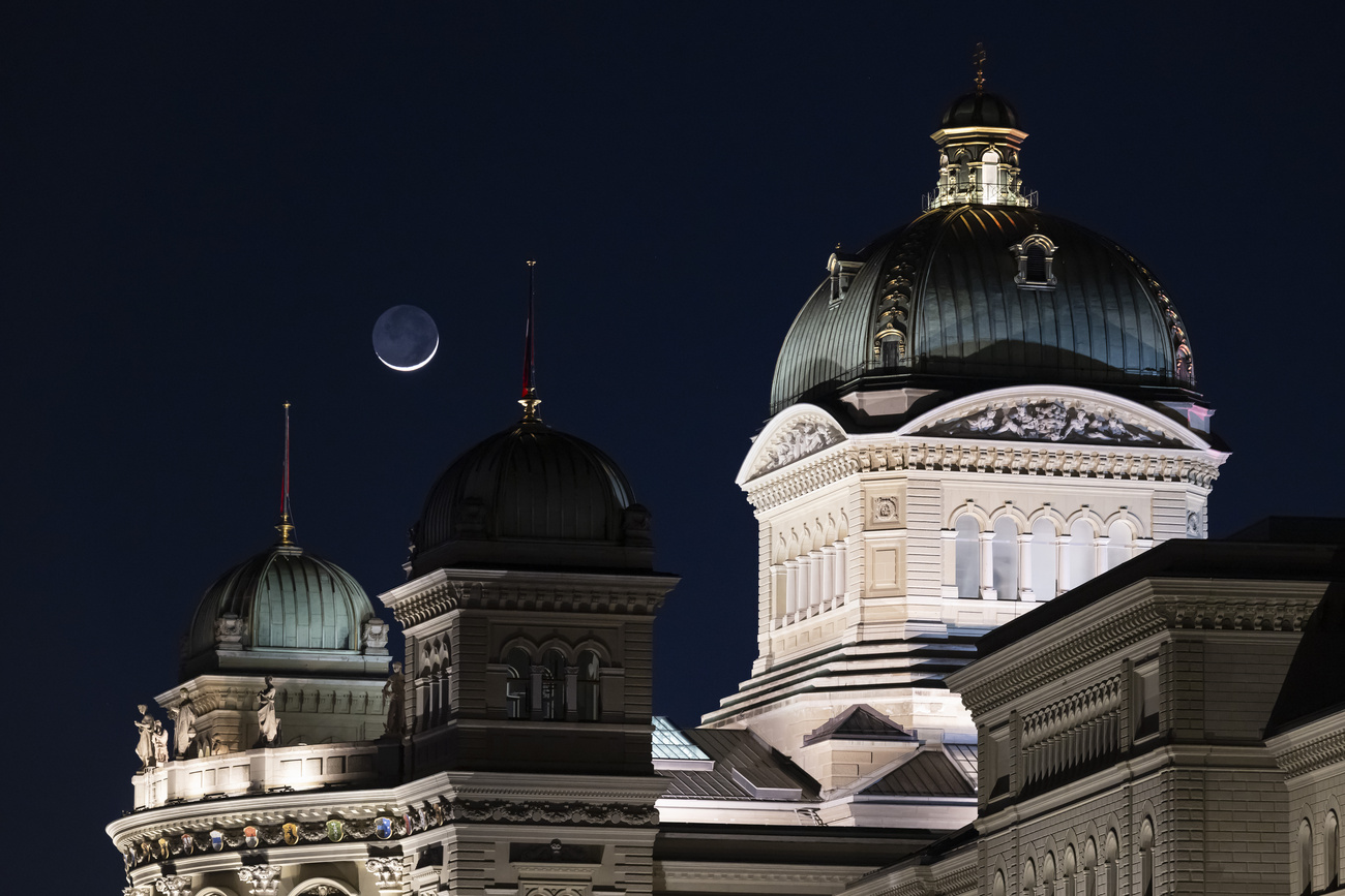 Luna sopra palazzo federale