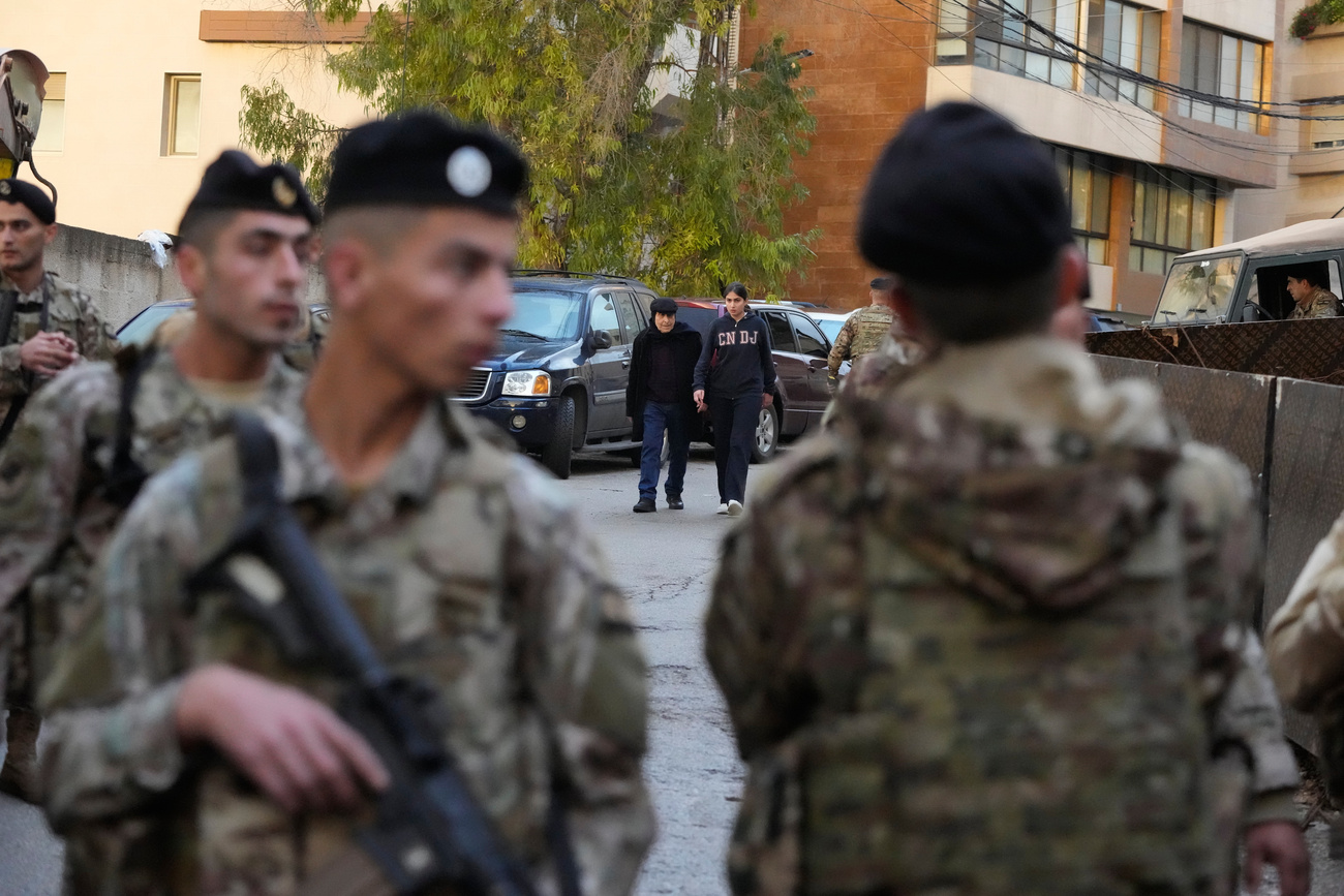 انتشار لقوات الجيش اللبناني قرب موقع مبنى سكني أصيب في غارة إسرائيلية في منطقة الحازمية شرق بيروت، لبنان، 23 مارس 2026.