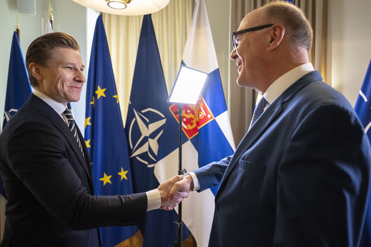 Der finnische Verteidigungsminister Antti Haekkaenen, links, begrüsst den Schweizer Bundesrat und Verteidigungsminister Martin Pfister, rechts, vor einem bilateralen Treffen am Dienstag, 24. März 2026 in Helsinki, Finnland.