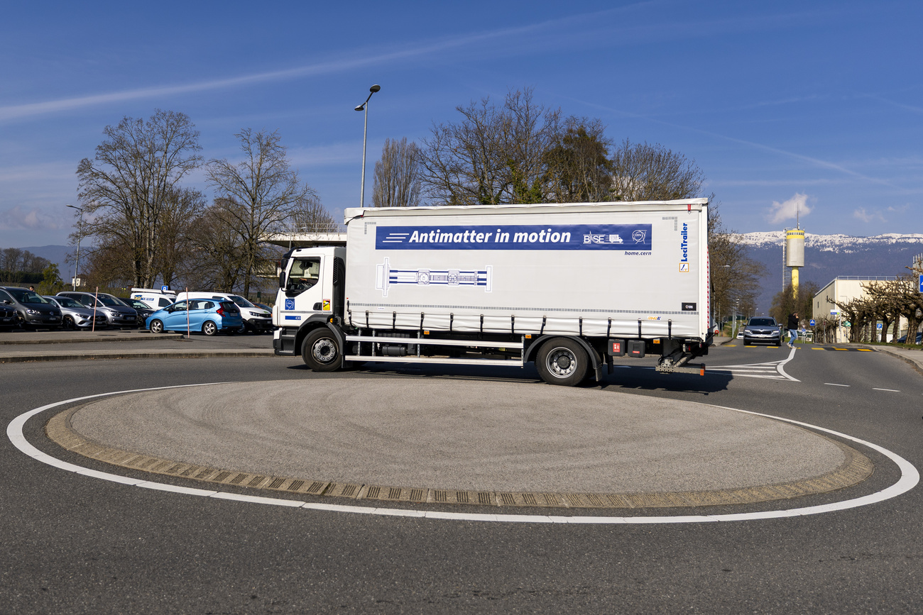 Camion con scritta "Antimatter in motion"