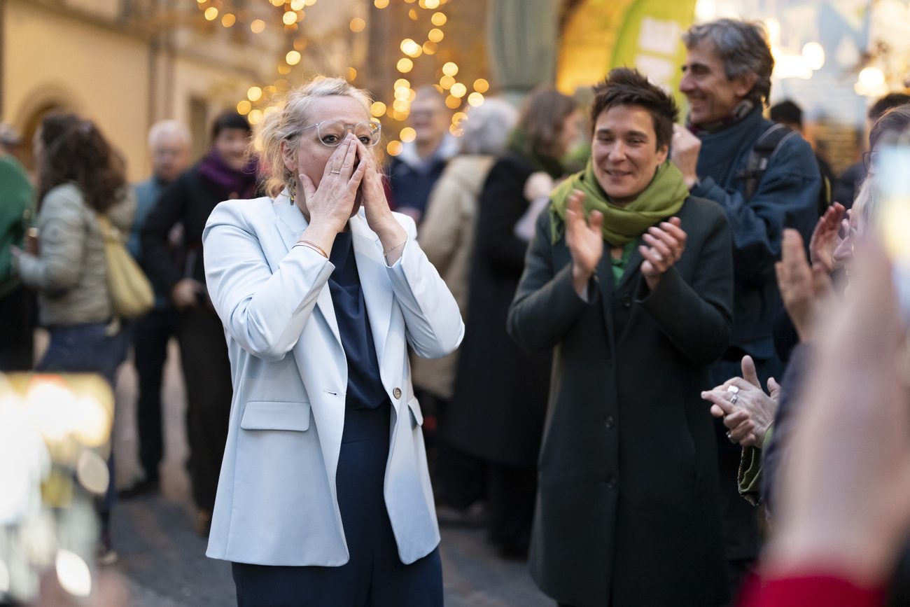 La Verte Aline Trede, fraîchement élue au gouvernement bernois, peine à contenir sa jouie au moment de l’annonce des résultats.