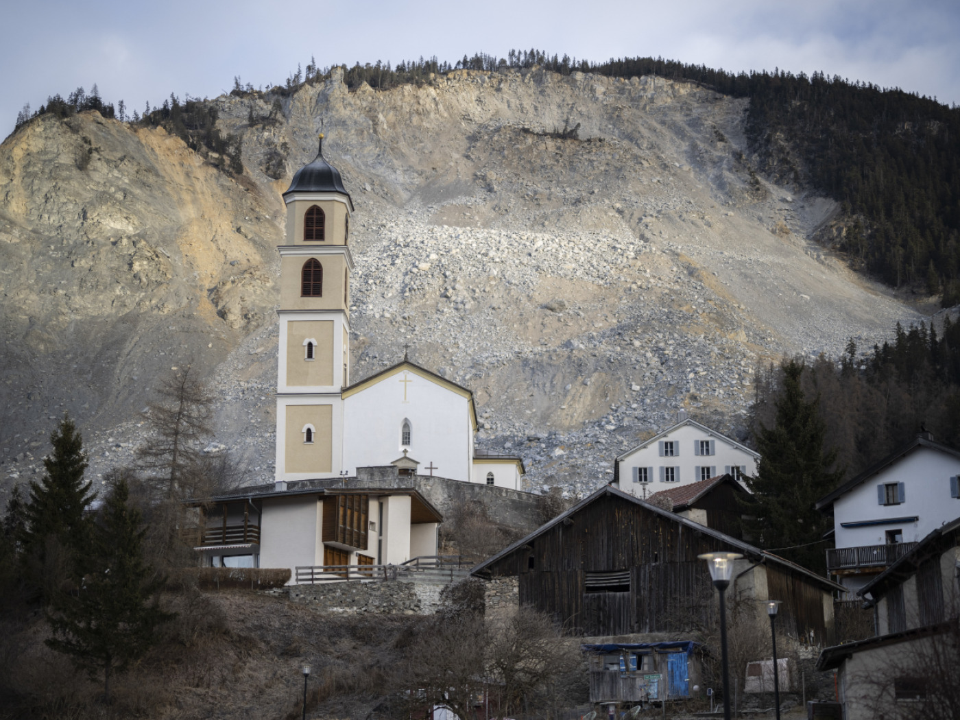 La frana che incombe sul villaggio di Brienz.