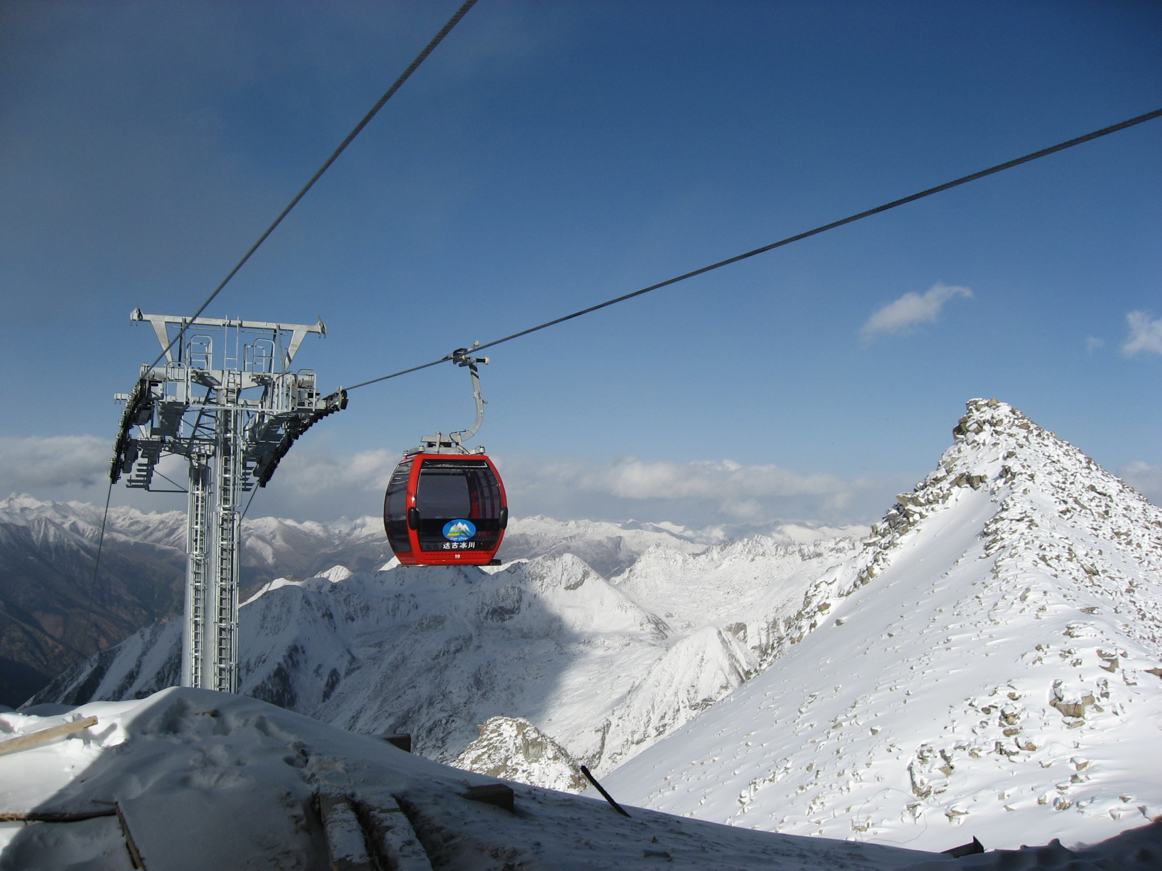 中国大沽冰川缆车“从海拔3650公尺冰川脚下，直接上升海拔4860公尺的冰川源头附近”。