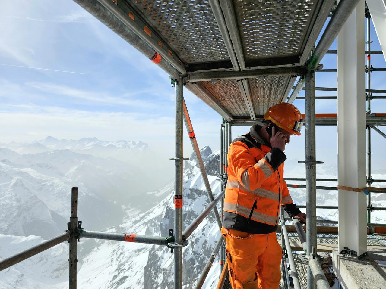 Capocantiere al telefono