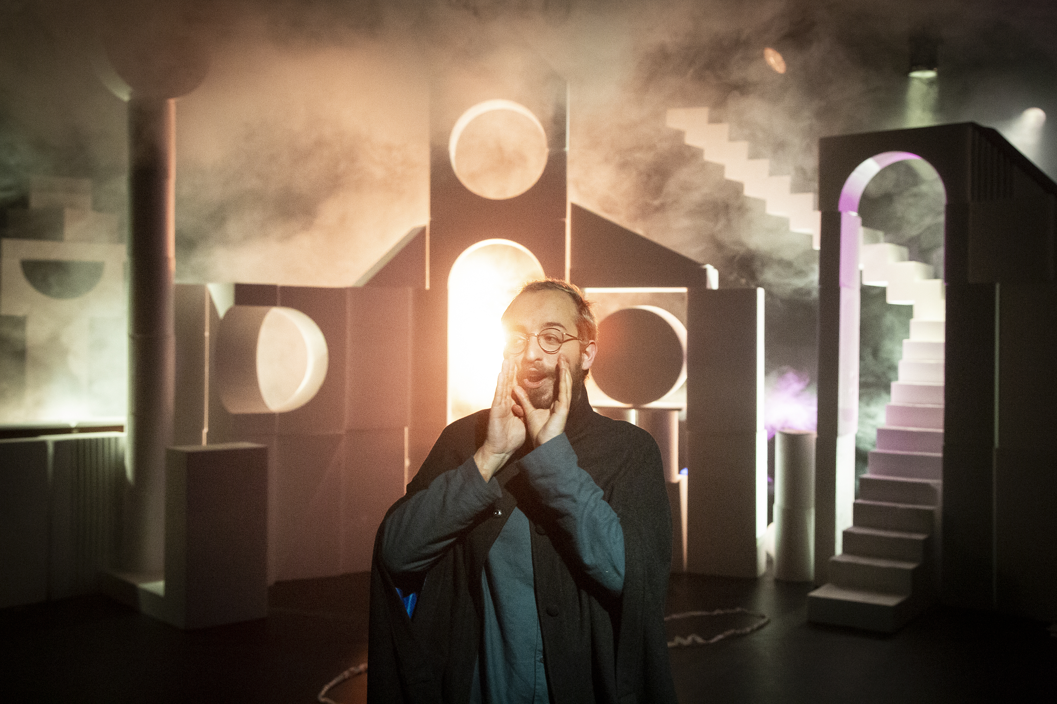 S’inspirant de l’Apocalypse de St-Jean, cette série théâtrale conçue et jouée par Louis Bonard se déploie en quatre épisodes proposant chacun de sonder notre rapport au monde et à sa disparition, à notre disparition individuelle et collective, mais surtout de fuir à toutes jambes le fatalisme.