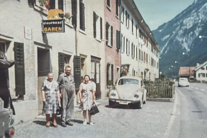 Archive picture with a man and two women standing in front of a bar.