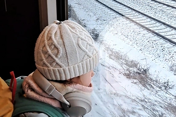 Mädchen schaut aus dem Zugfenster