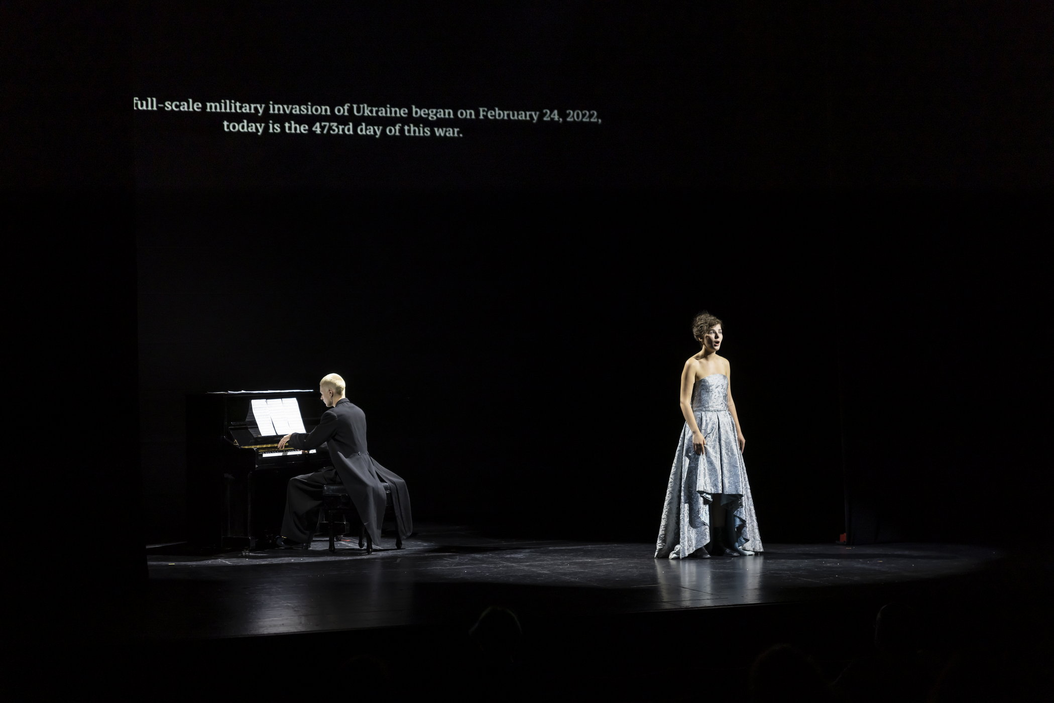 Elina Kulikova, metteuse en scène, écrivaine et performeuse russe exilée, produit une trilogie musicale et théâtrale avec Dima Efremov, artiste et activiste au CCS. Un Champ Brûlé, la première partie, retrace l’éclatement de la guerre en Ukraine et pose la question du regard actuel sur la culture russe aujourd’hui.