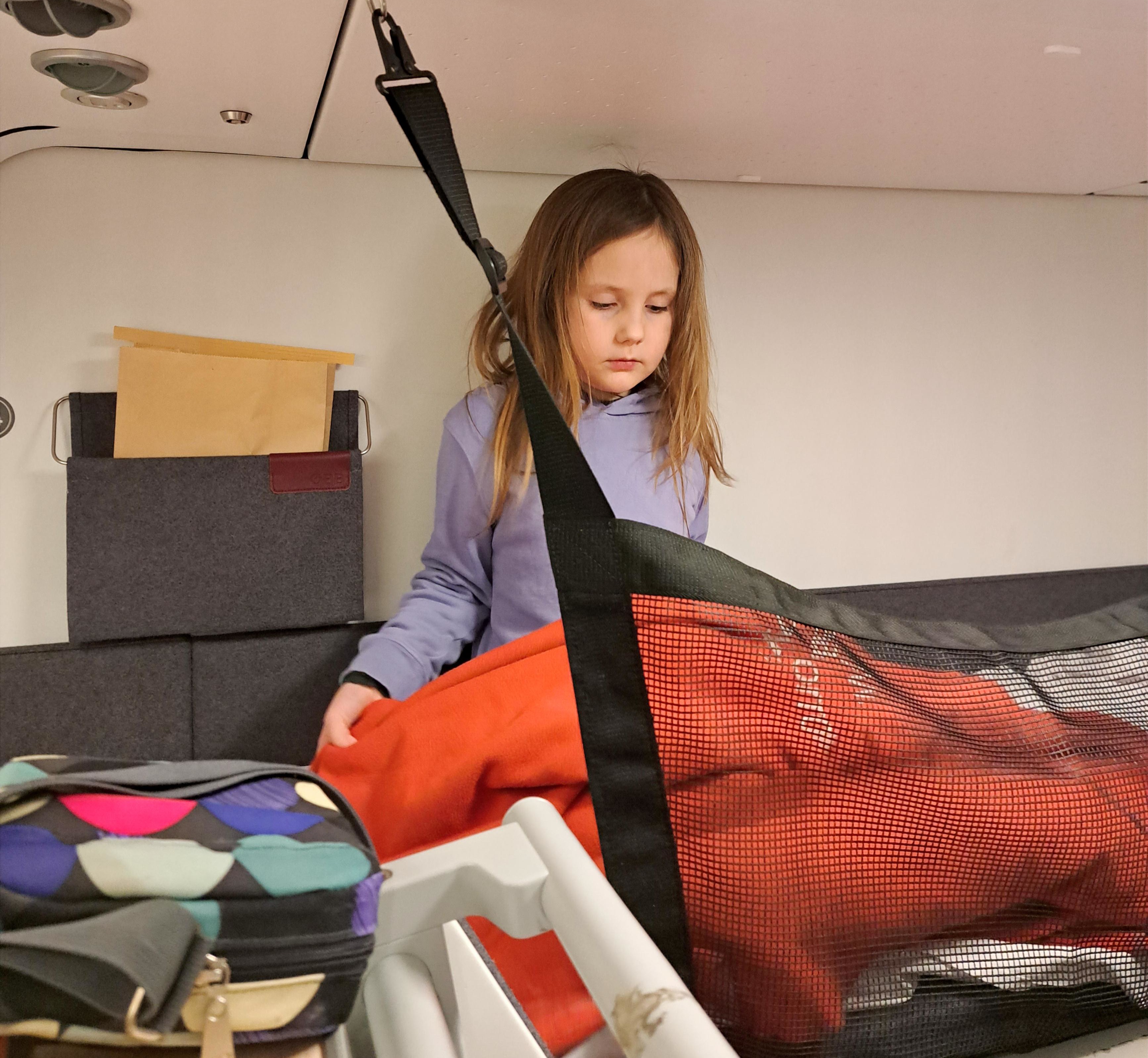 Wir machen uns bereit fürs Bett auf dem oberen Bett in unserem Abteil im Nachtzug Nightjet.