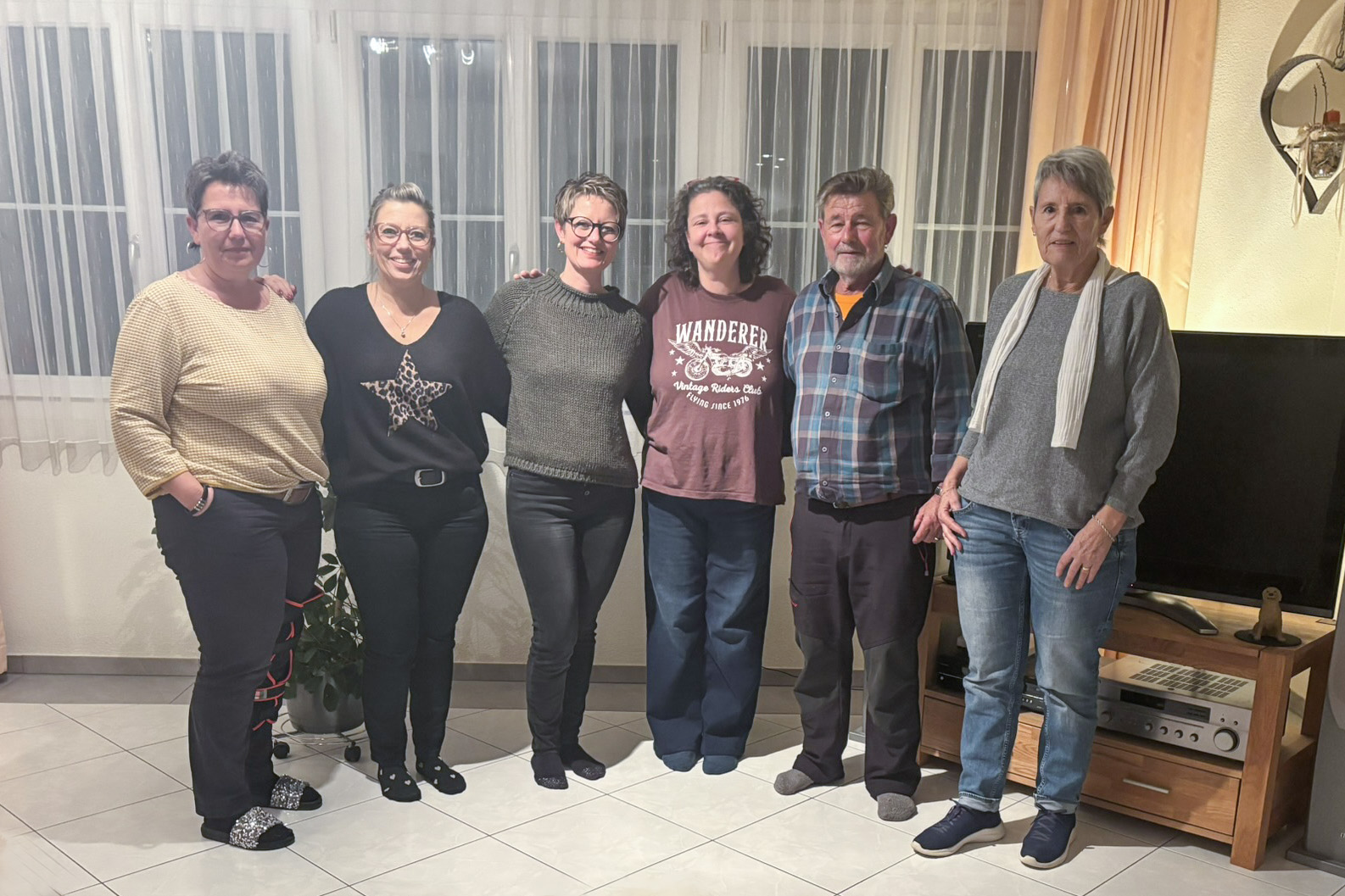 Family picture with 5 women and a man.