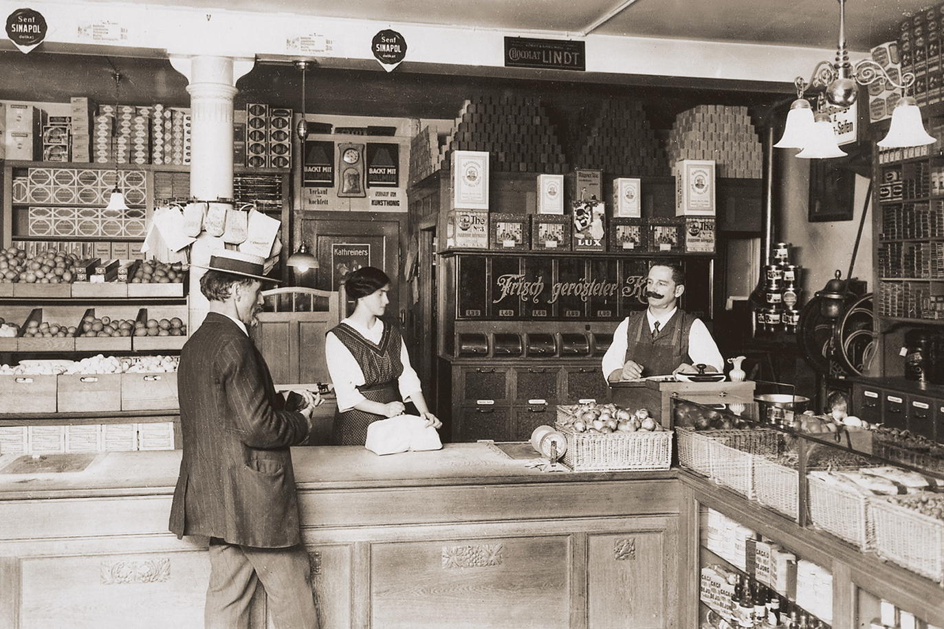 Une épicerie avec le patron, une employée et un client (scène historique)