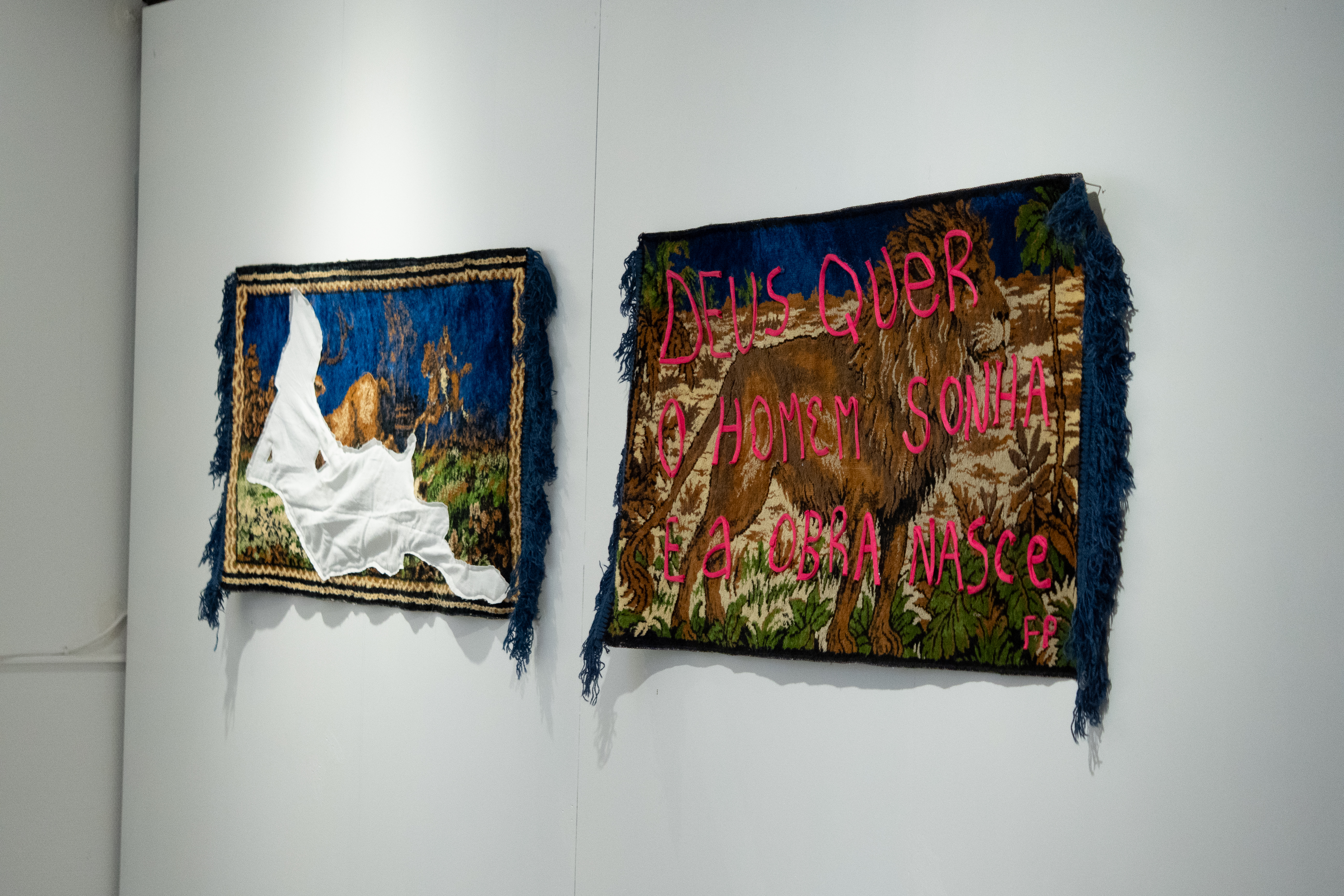 Deux œuvres de l'artiste capverdienne Hélia Aluai : "Scène de chasse" et "Dieu veut" (l'homme rêve, et l'oeuvre est née), 2026.