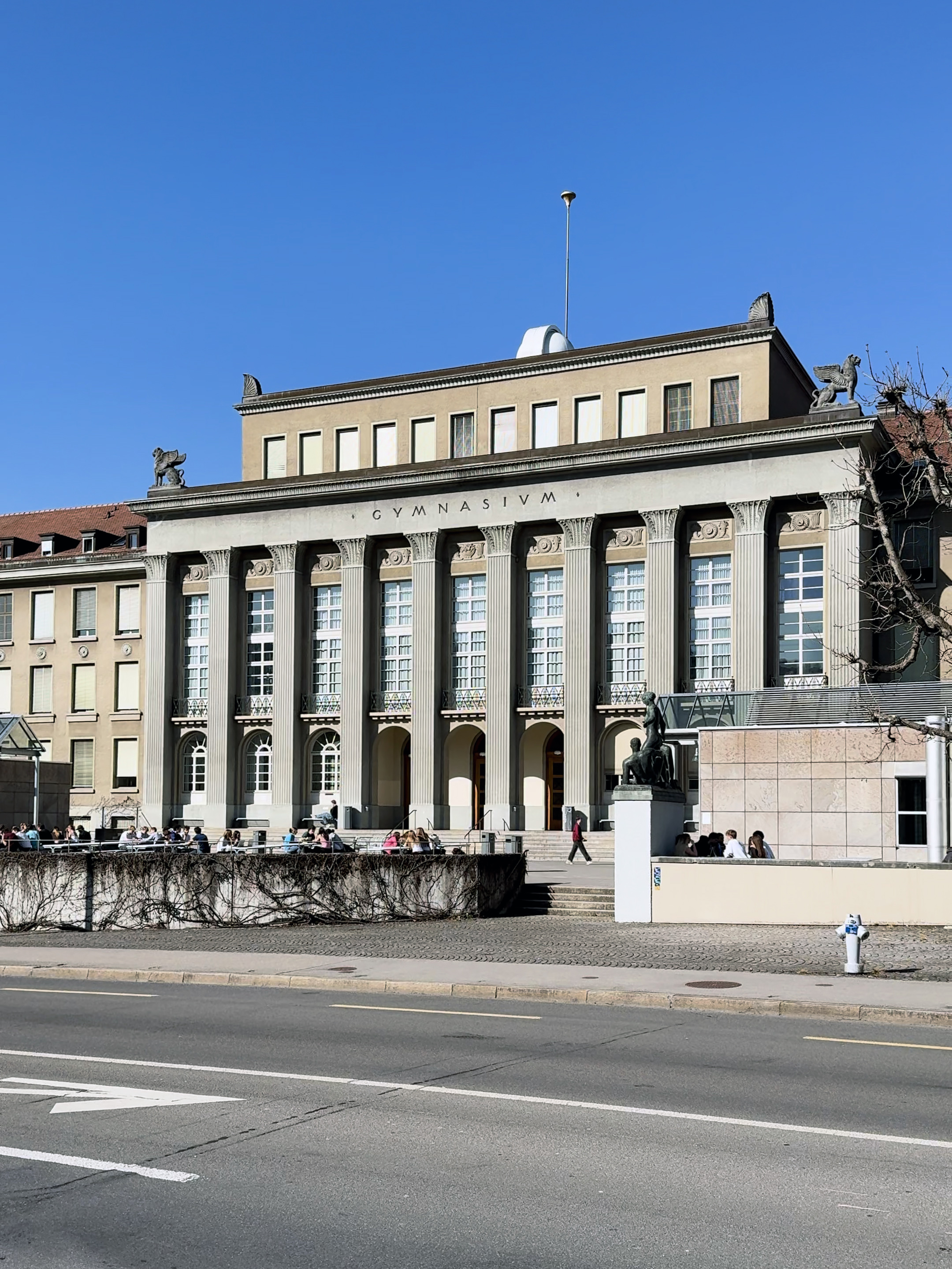 Il liceo Kirchenfeld, a Berna visto dall'esterno, in una giornata di sole.