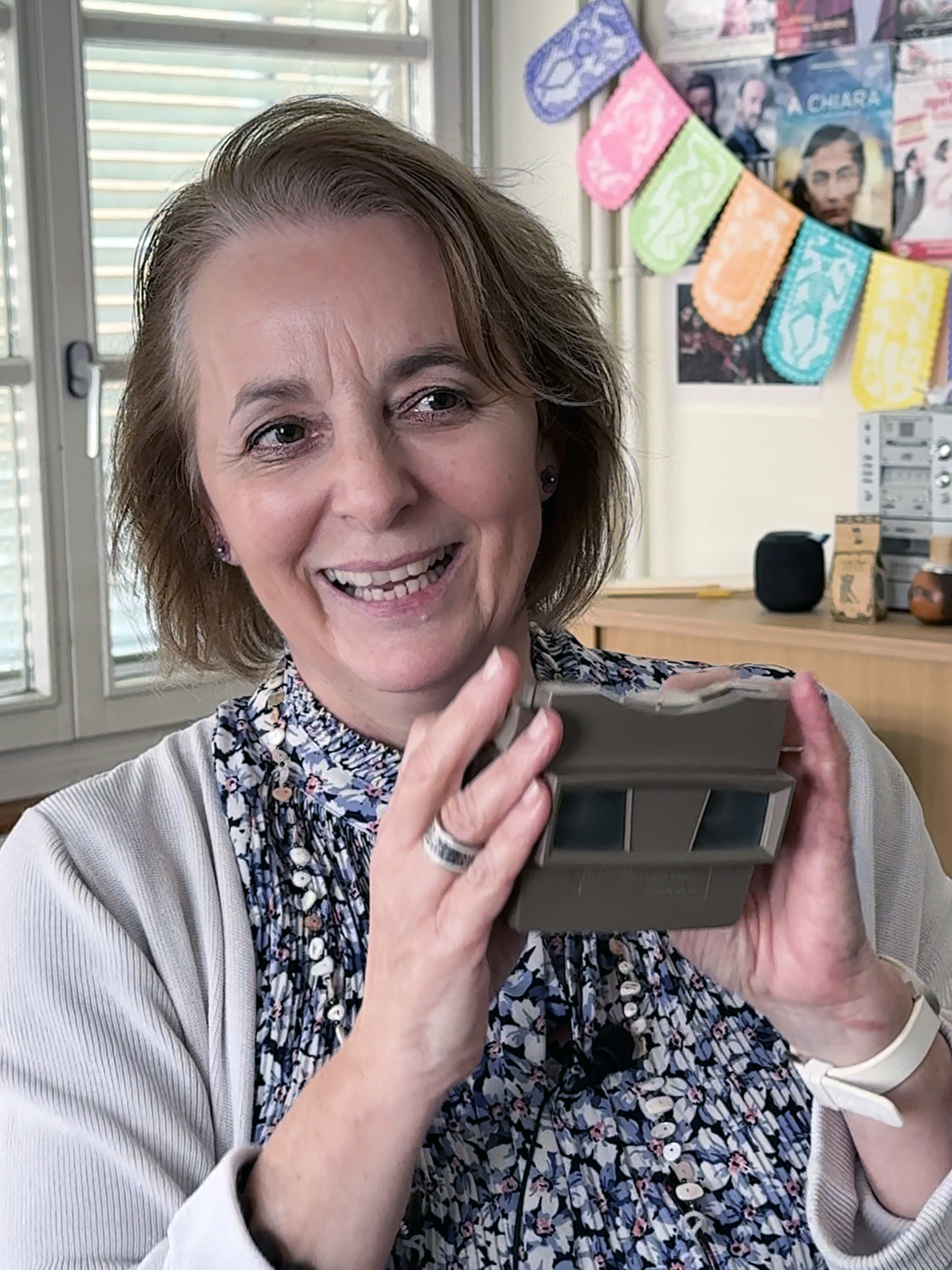 Una donna sorride e tiene in mano un View Master.