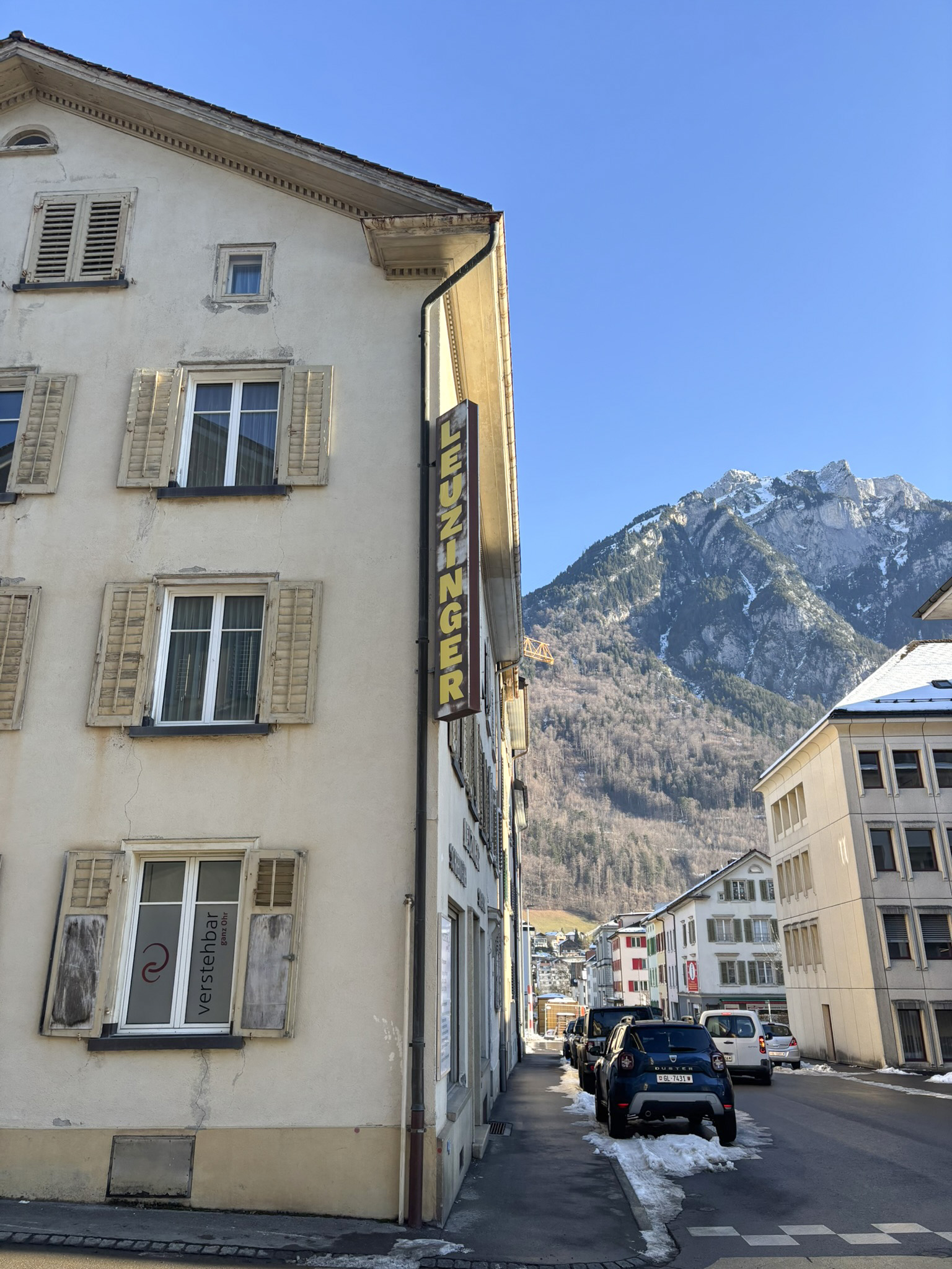 A house with a sign "Leuzinger" on the side.