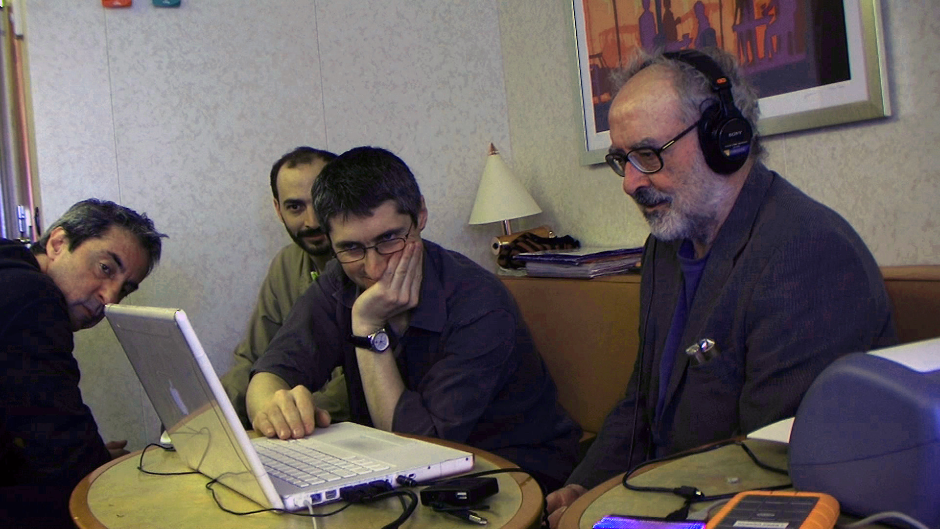 Les collaborateurs qui sont devenus les héritiers de la mémoire: a partir de la gauche, J.P. Battaggia, Paul Grivas, Fabrice Aragno, et JLG pendant la tournage de "Film Socialisme", mars 2009.