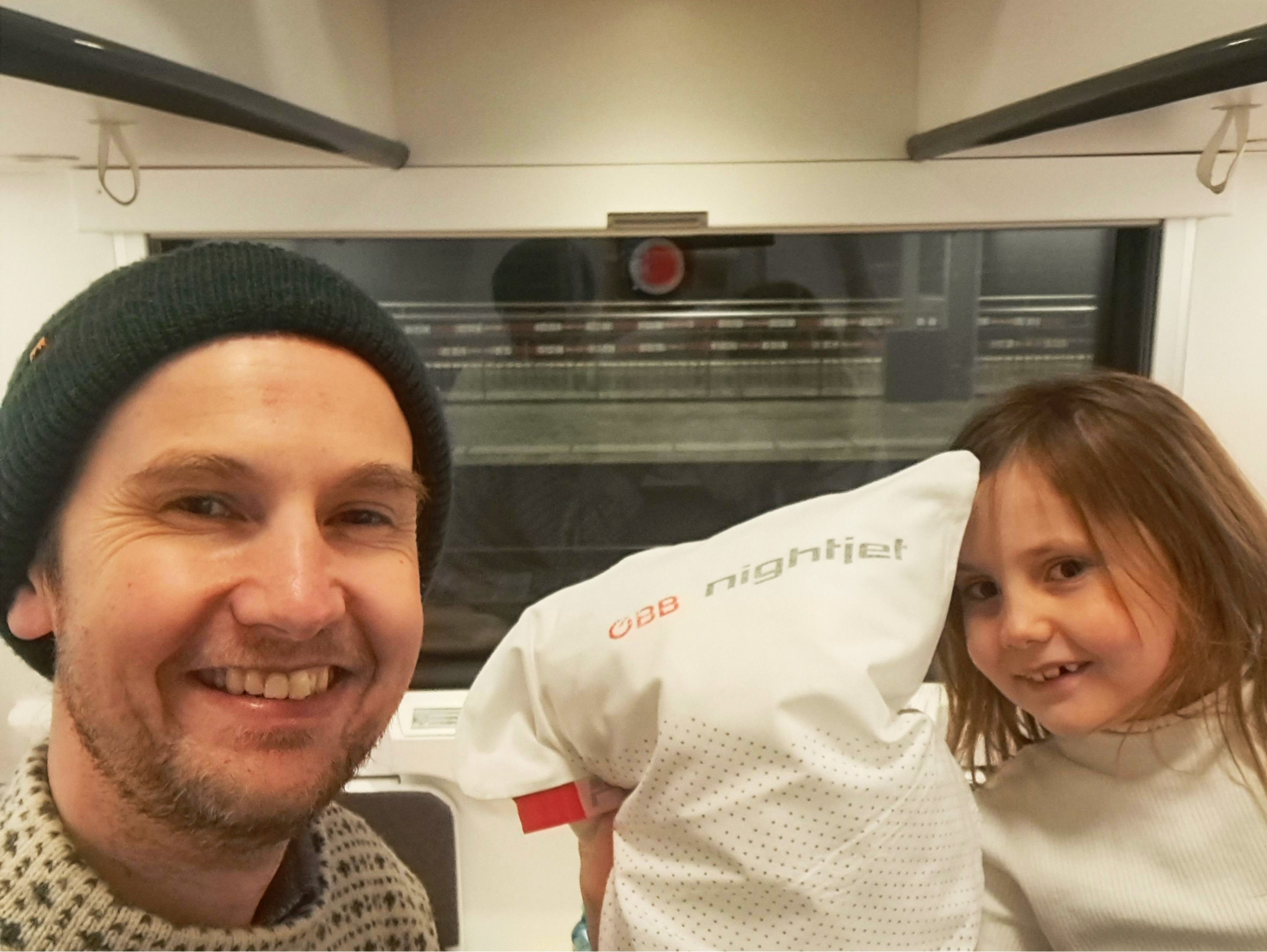 Der Autor und seine Tochter in einem Schlafabteil des ÖBB-Nightjet auf einer Nachtzugreise von der Schweiz nach Dänemark.