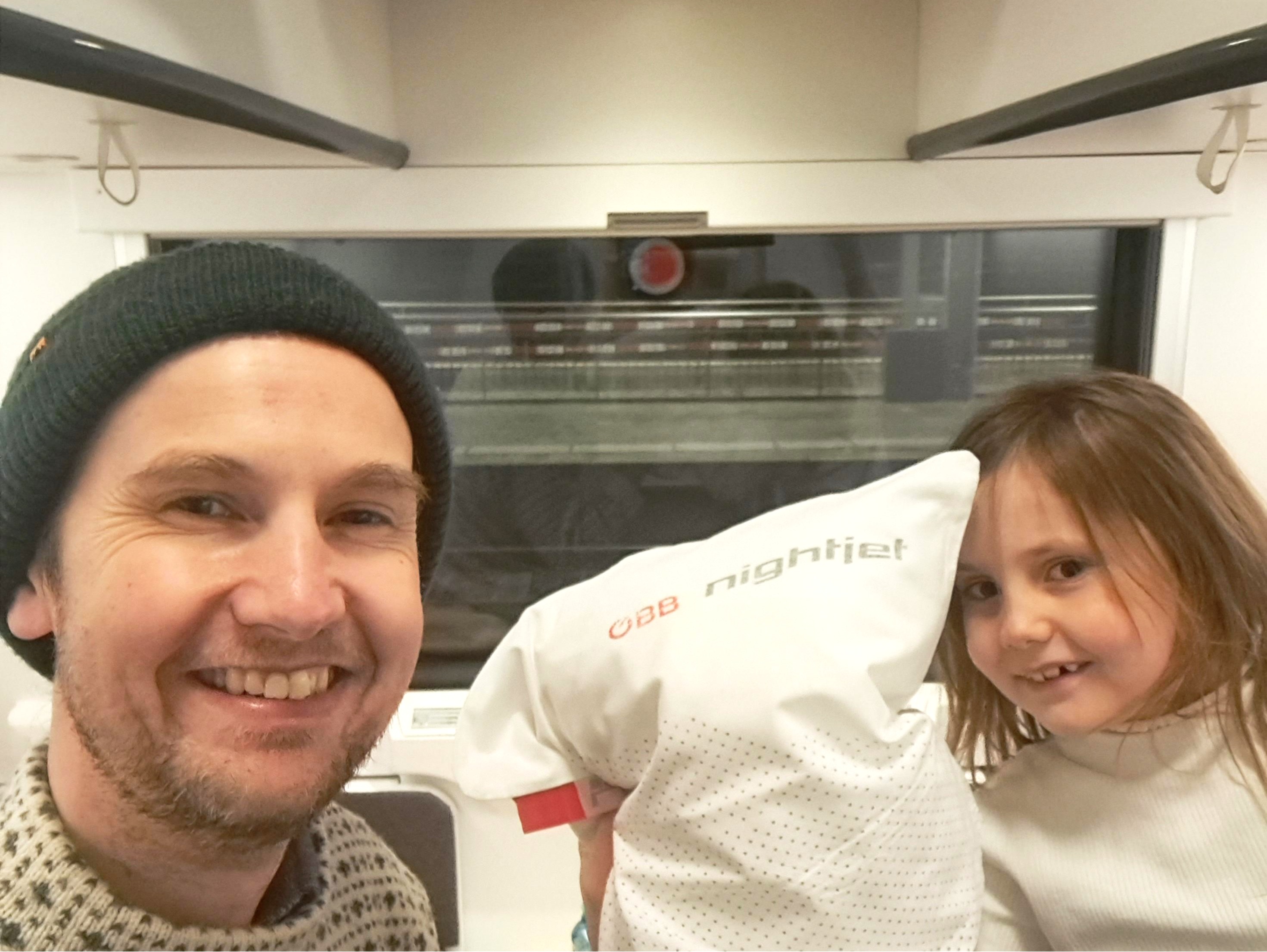 Un padre y su hija en el tren nocturno de Suiza a Dinamarca.