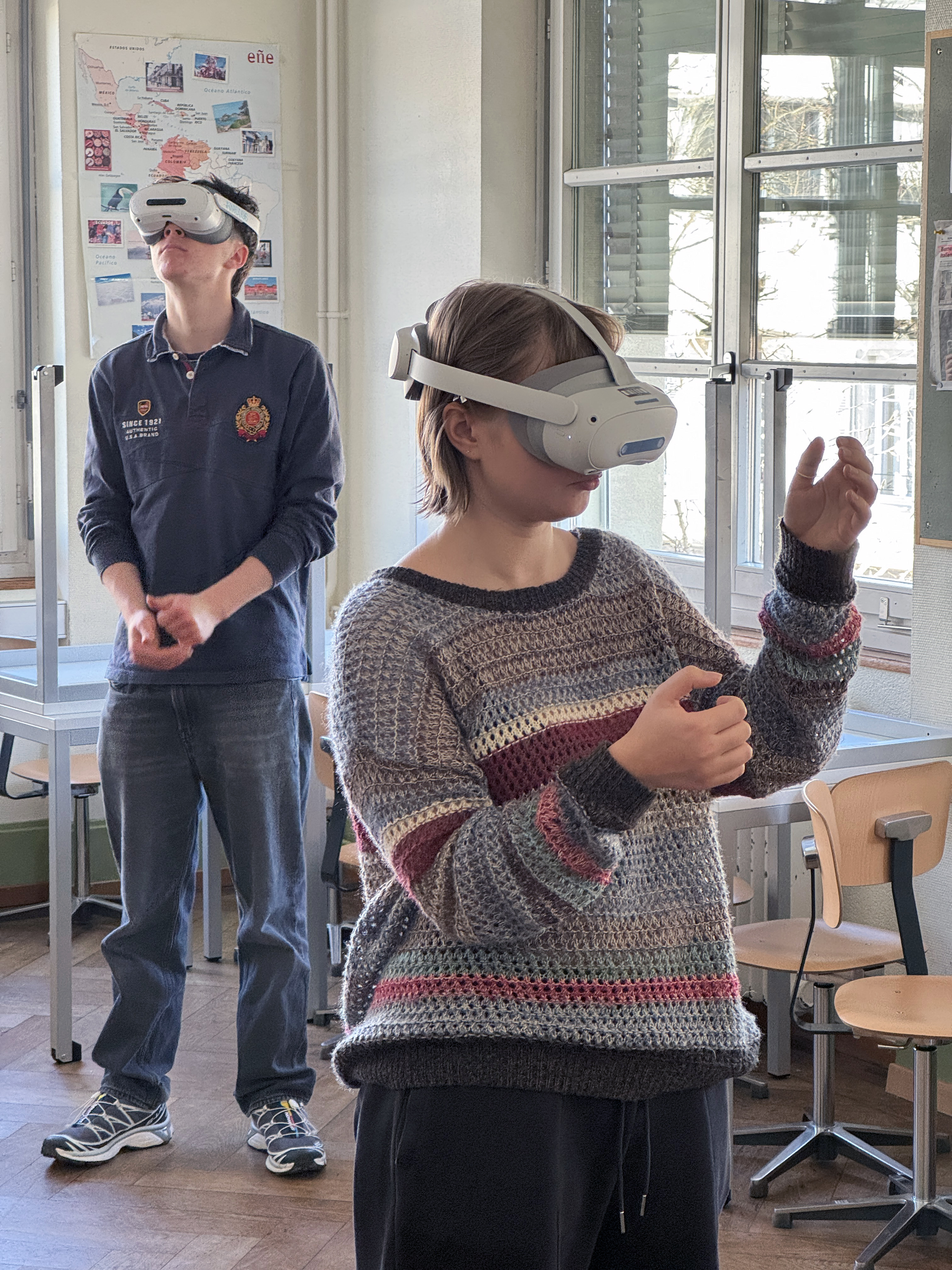 Ragazza con visore per la realtà virtuale.