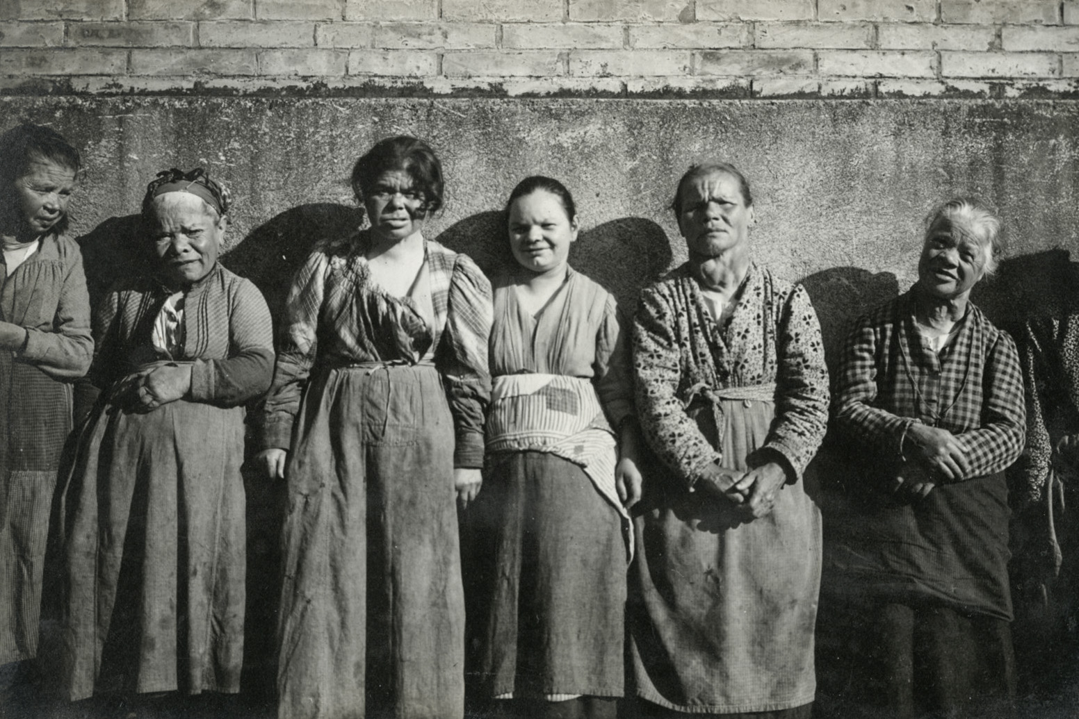 Mujeres con cretinismo haciendo fila