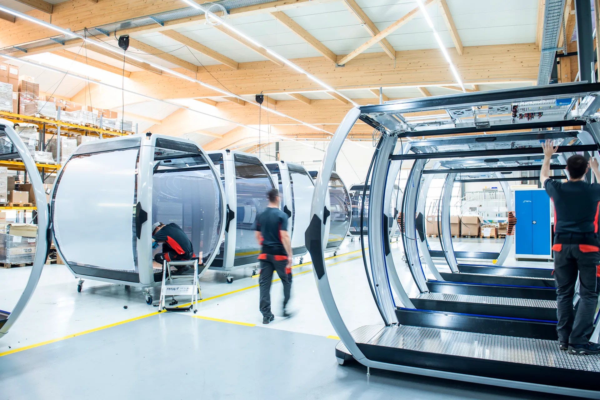 駕駛艙底座由機器人焊接而成，而其他大部分設備則是手工製作。