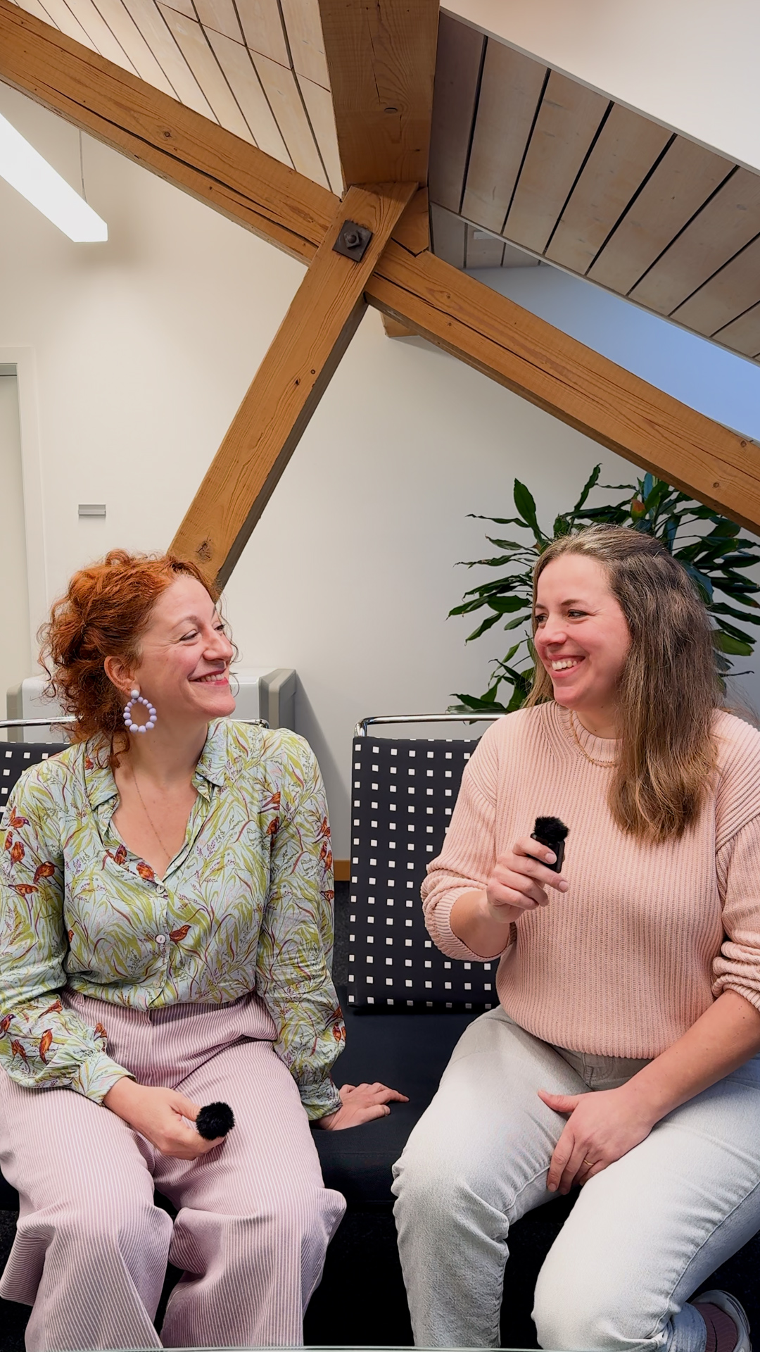 Zwei Journalistinnen im Gespräch.