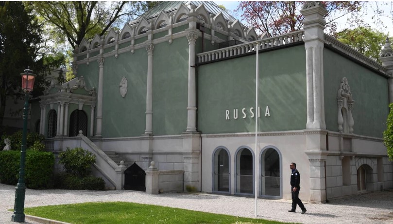 : Путин до сих пор не проявил никакой серьёзной готовности прекратить свою смертоносную войну. Именно поэтому приглашение России на биеннале они расценивают как издевательство над Украиной.