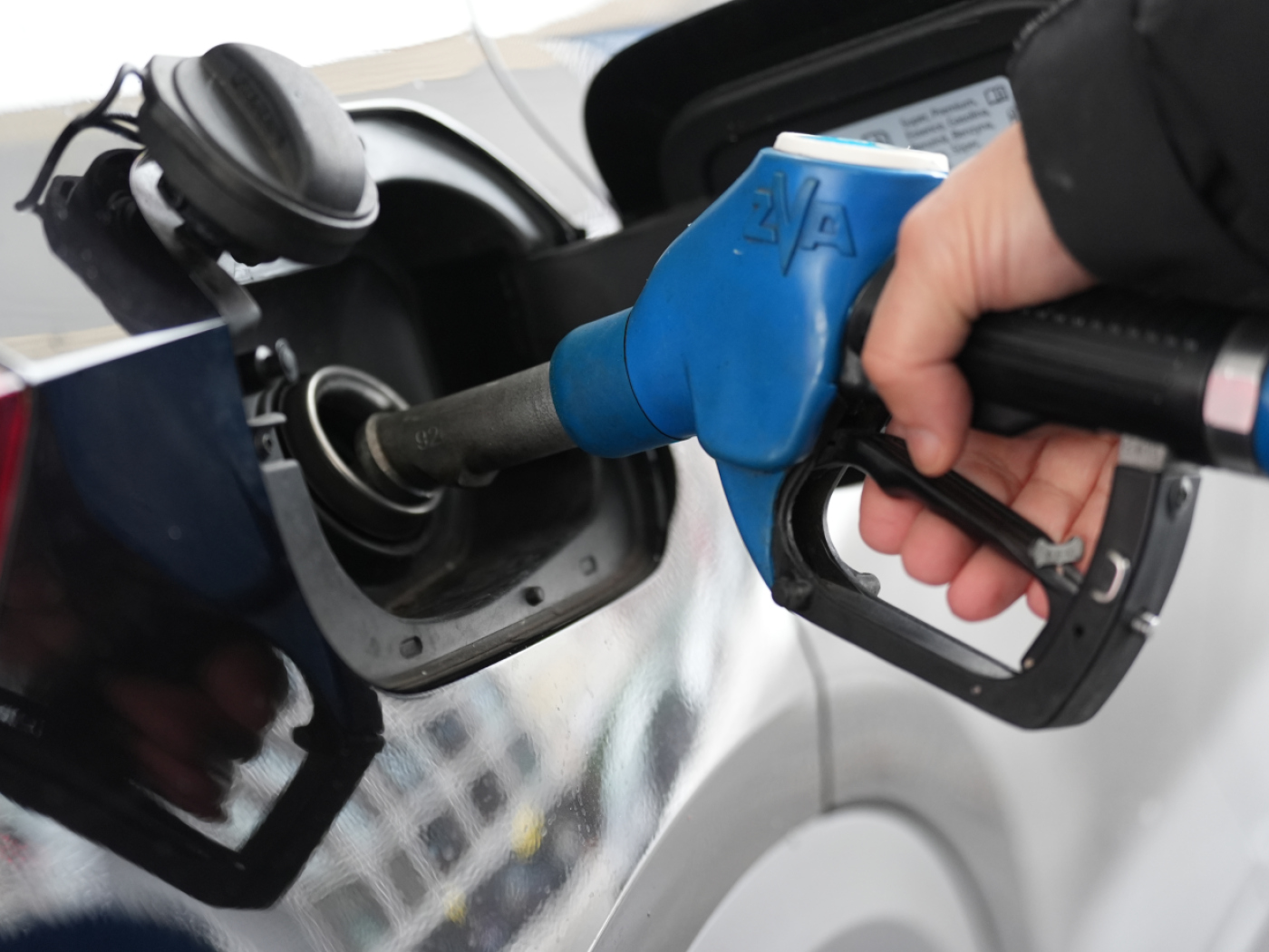 persona fa il pieno all'auto