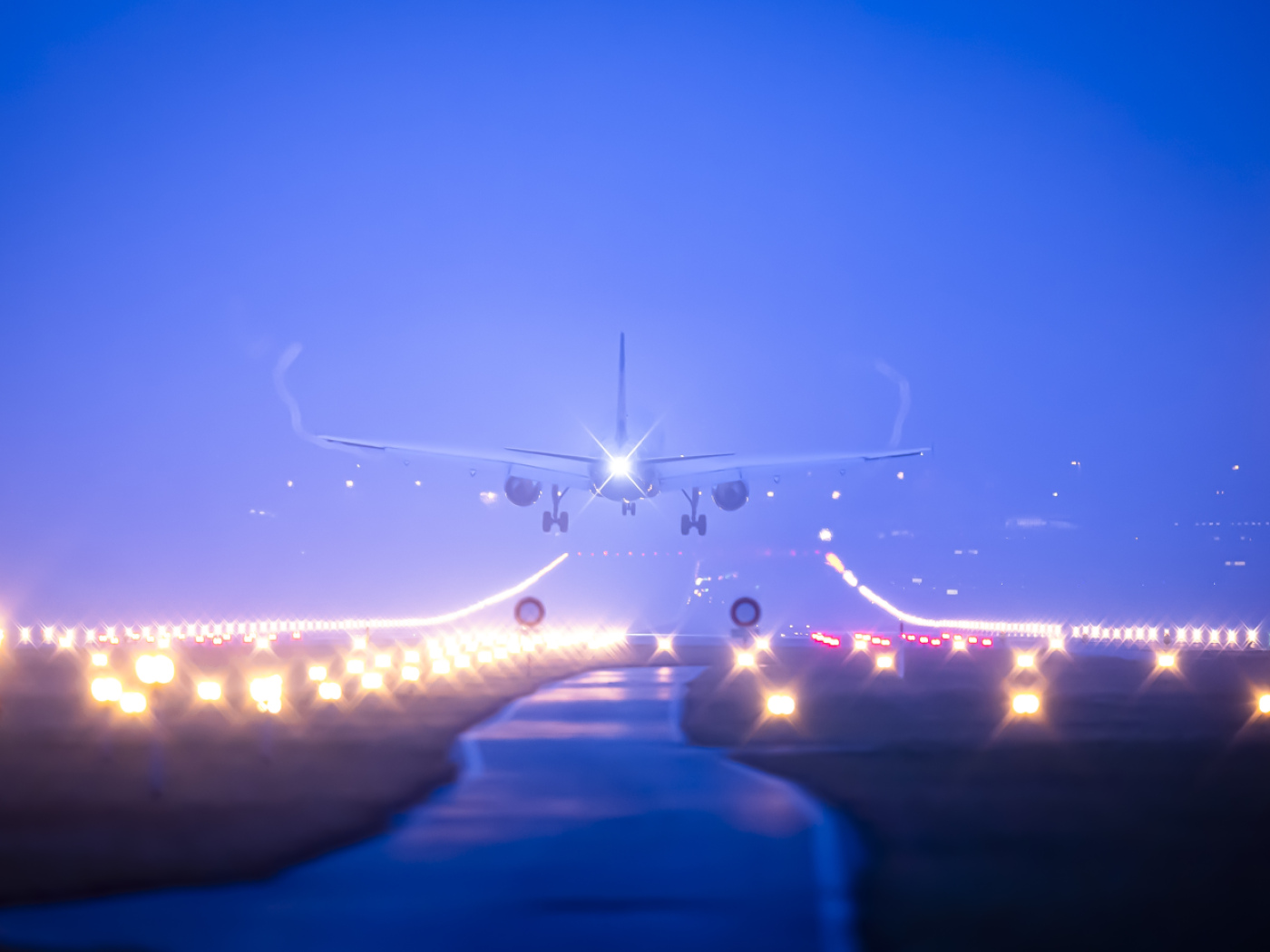 aereo in fase di decollo al crepuscolo