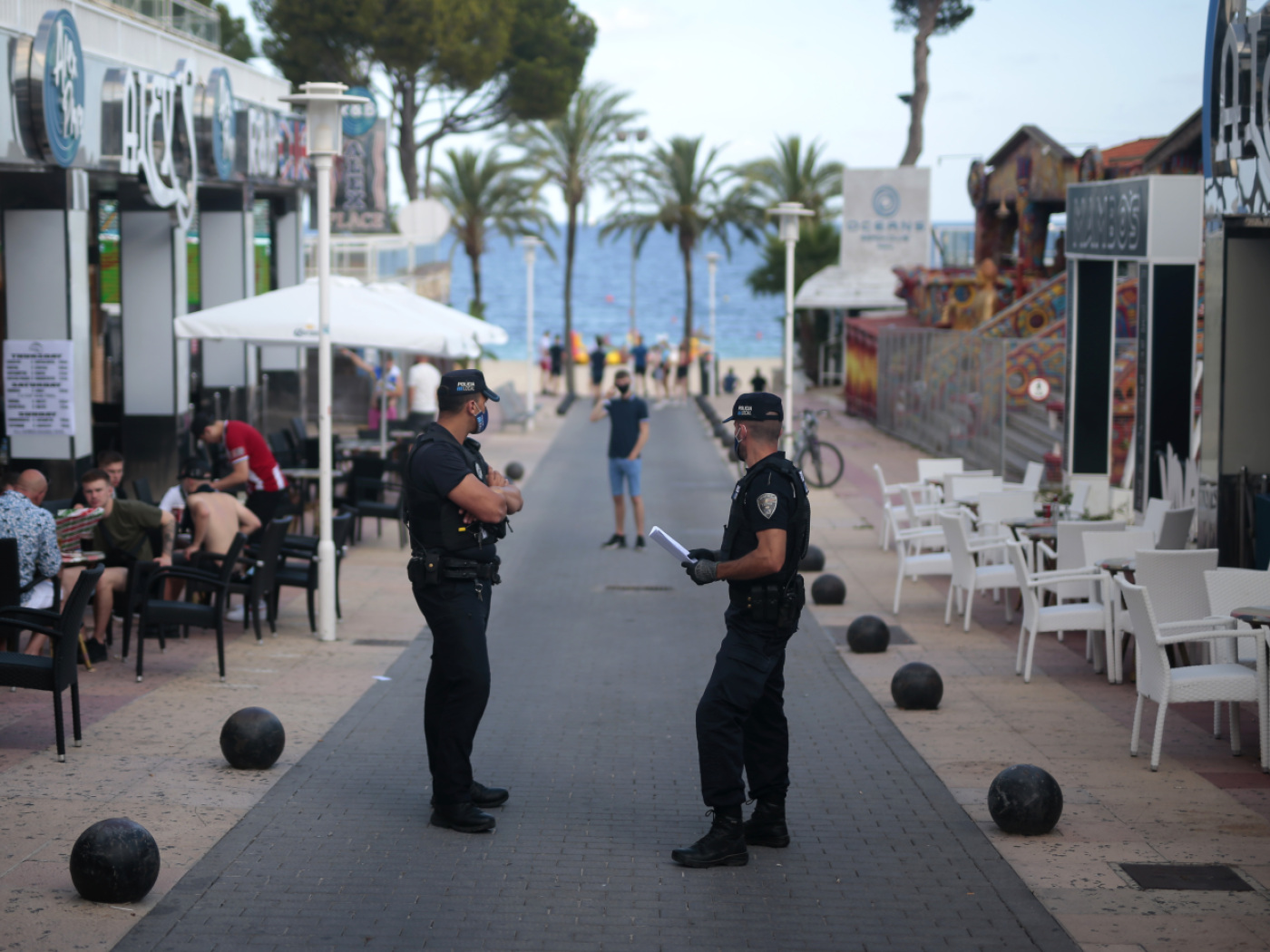 due agenti di polizia in una strada di magaluf