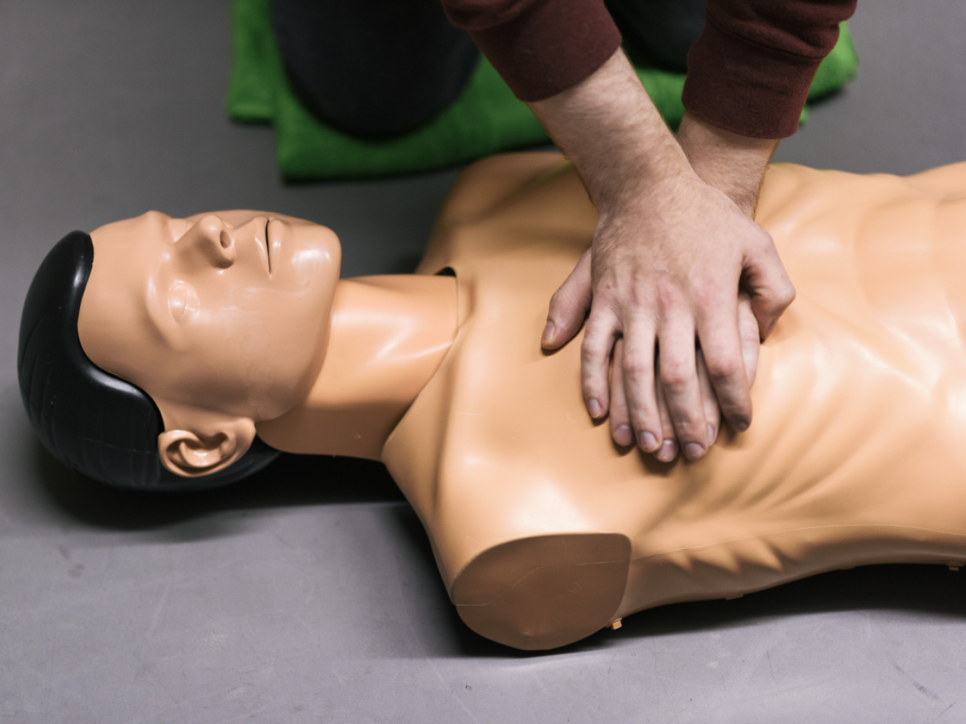 massaggio cardiaco su un manichino