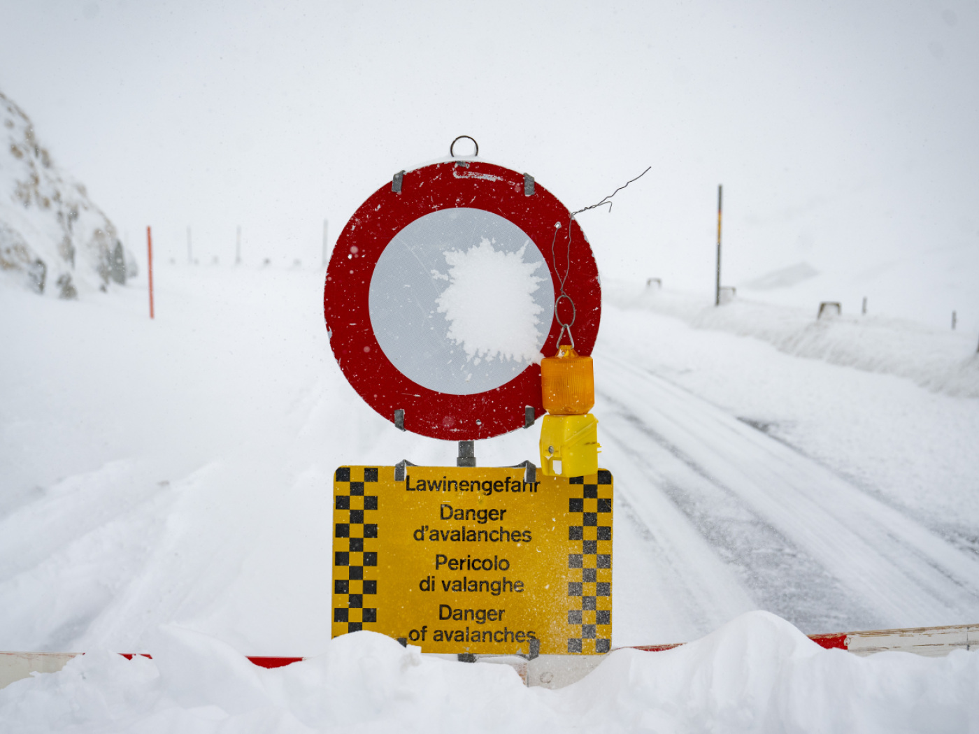 High avalanche danger, especially south of the Alps