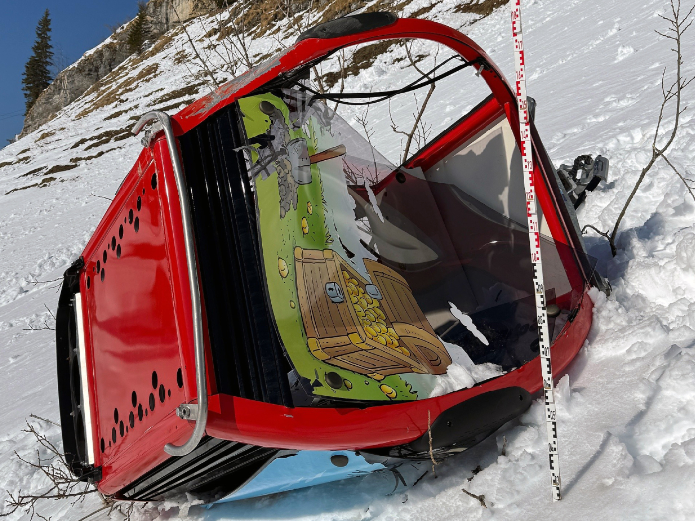 Engelberg cable car slams into a pylon before falling