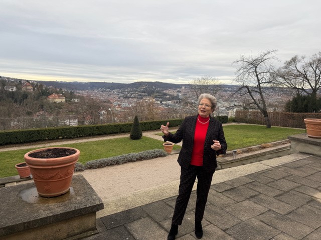 Barbara Bosch steht in einem Garten.