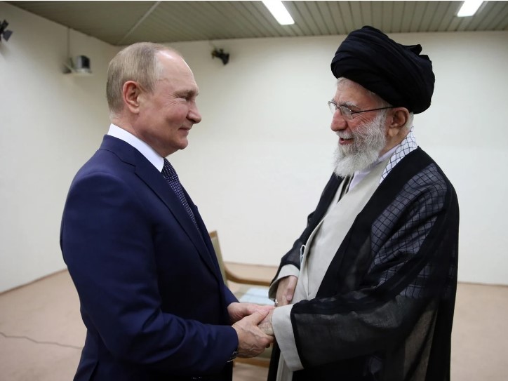 Вопрос о том, насколько происходящее может напрямую затронуть Россию, остаётся открытым. Многое будет зависеть от исхода конфликта и судьбы иранского режима.