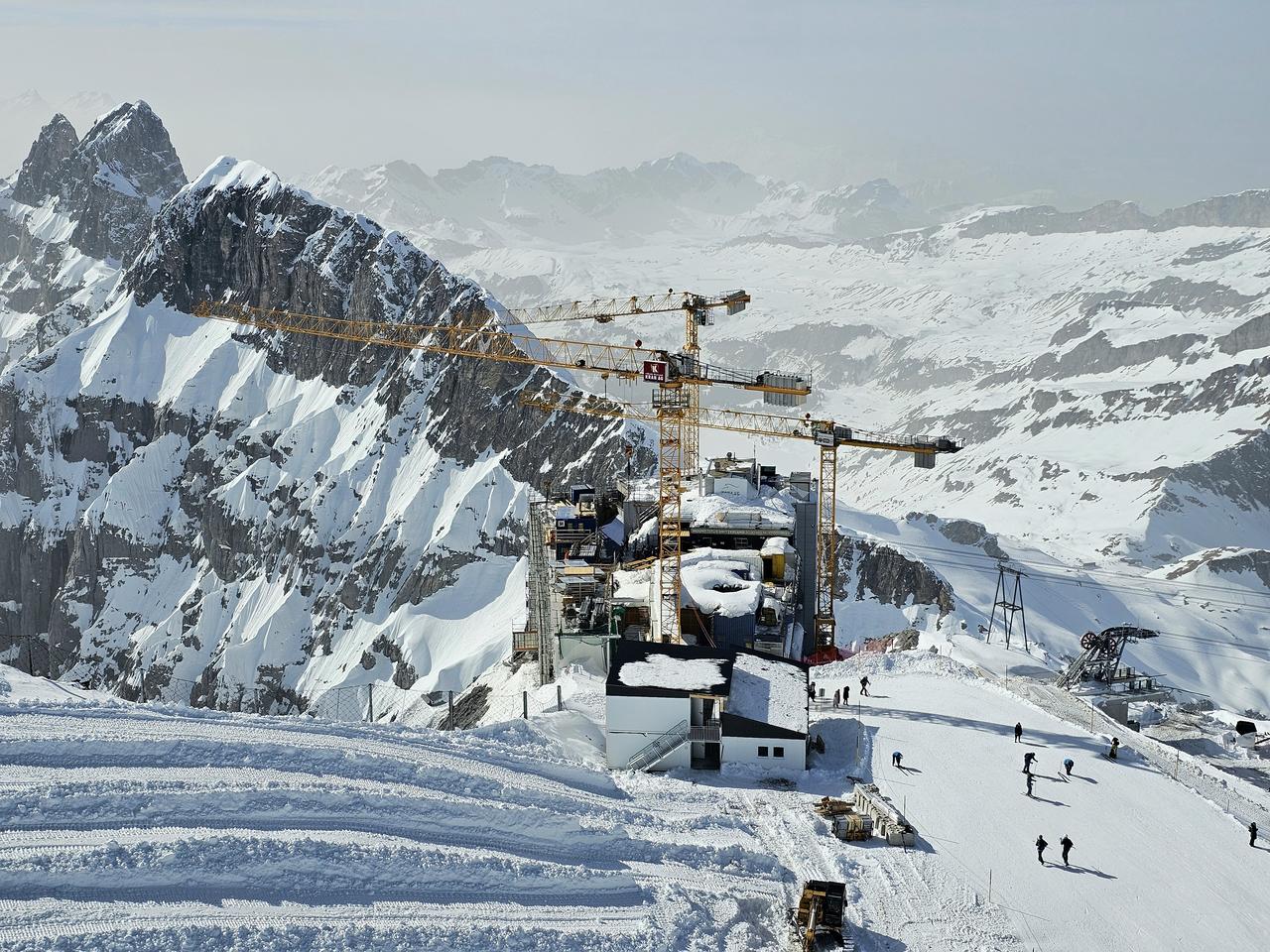 Cantiere ricoperto di neve