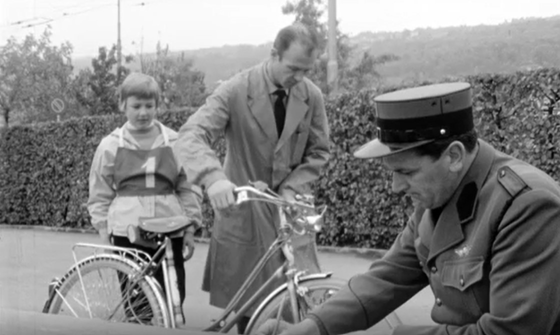 Ein Polizist überprüft ein Velo