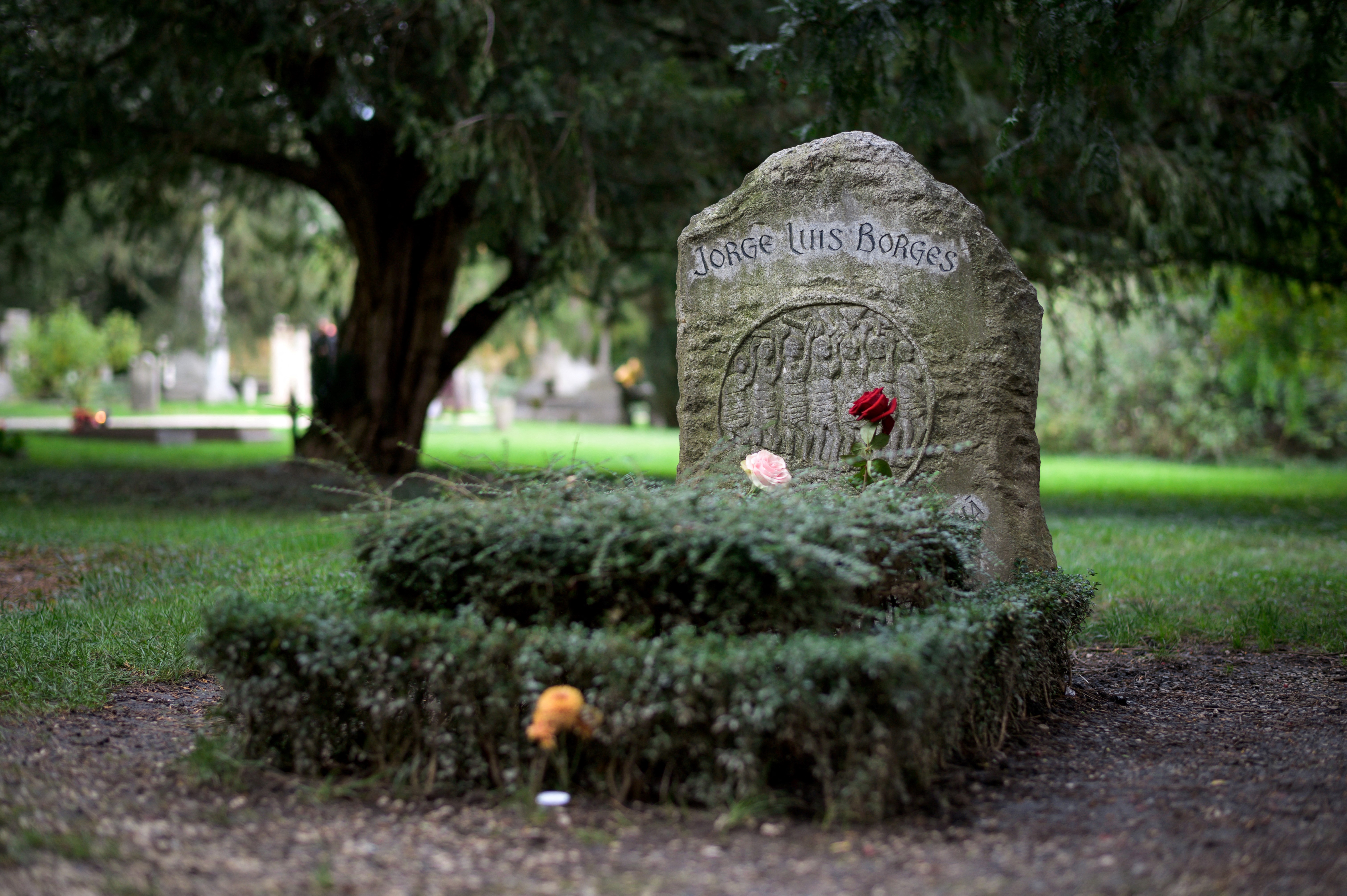 En la imagen se ve la tumba del escritor argentino Jorge Luis Borges (1899-1986) en el Cementerio de los Reyes (en francés: Cimetière des Rois).