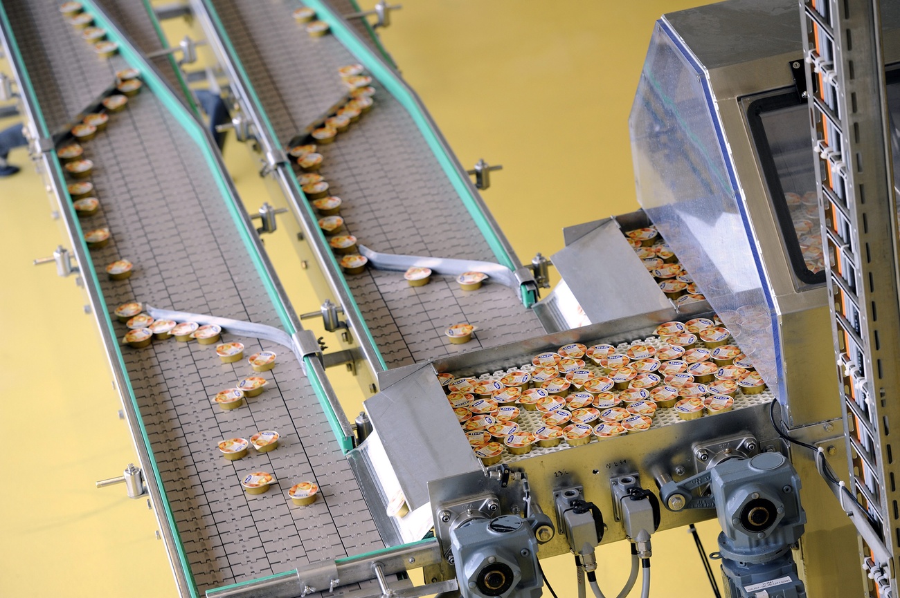 Dans la nouvelle usine de production de Hero, des pots de confiture individuels défilent sur la chaîne de production