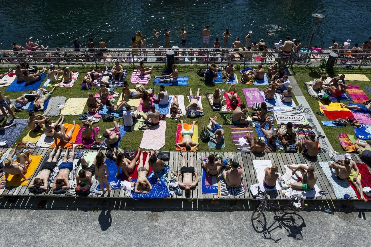 蘇黎世的oberen Letten露天浴場上人滿為患，這一幕體現了瑞士人口的成長。