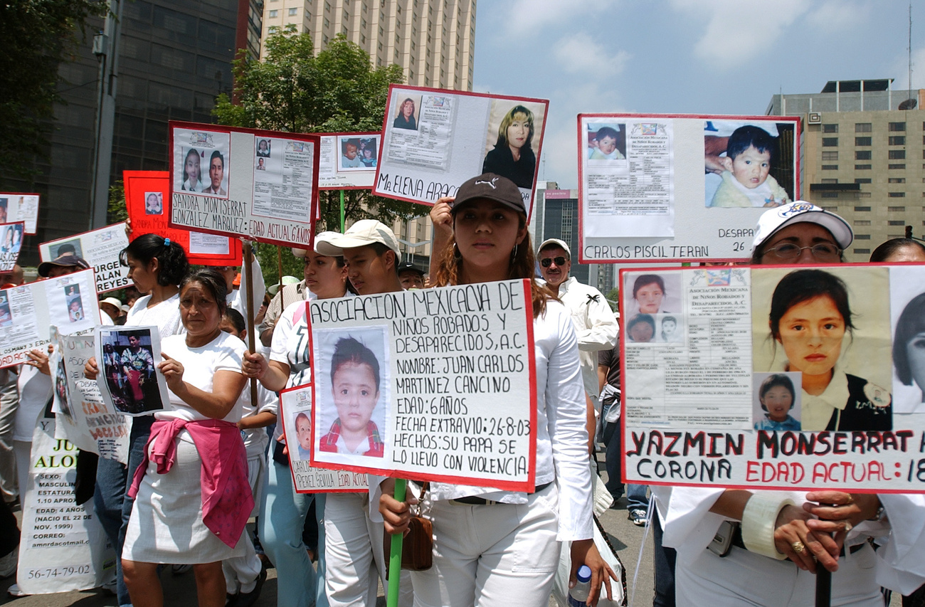 Familiares buscando a sus desaparecidos en México.